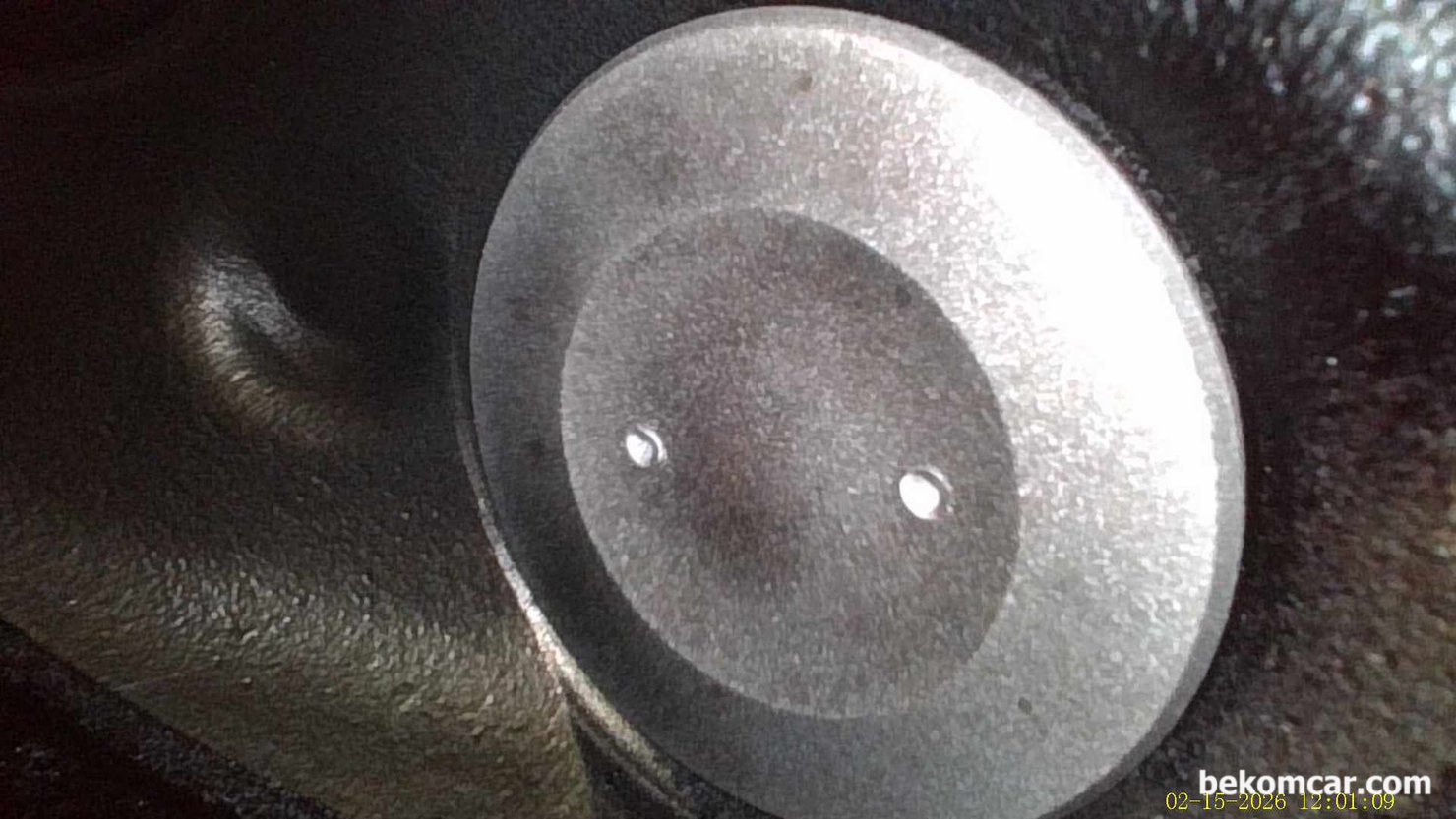 엔진헤드 밸브 작업시 밸브표면 펀칭자국. 쉐보레 말리부 1.5T 사례, 밸브표면 마킹흔적 사례 #2. 엔진헤드 밸브 작업시 밸브표면 펀칭자국은 밸브 순서나 재 사용시 사용될수 있다.|ベコムカー (bekomcar)