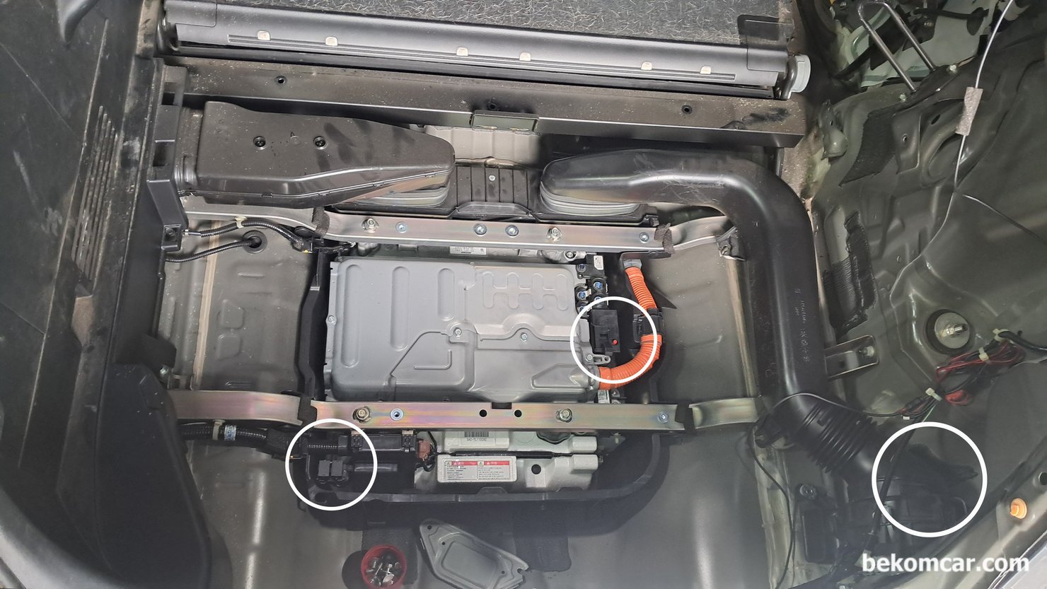 시빅, 인사이트, CRZ등 혼다 IMA 하이브리드 중고차구매점검 포인트, 배터리 잔여수명, 베콤카에서 점검하였던 혼다 CRZ 이다. 혼다 인사이트와 같은 혼다 IMA 하이브리드 시스템을 사용하고 있다. 보통 트렁크나 뒤 의자밑에 하이브리드 배터리등이 위치해있다. 하이브리드 배터리 고장코드가 있더라도 꼭 진짜 원인이 뭔지 확인후에 적절한 정비를 하는것이더 좋다.|ベコムカー (bekomcar)