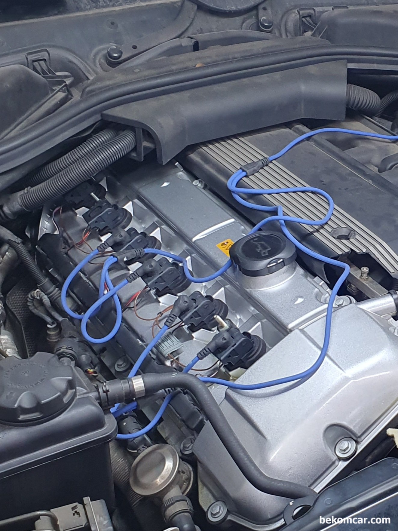 다중 점화 파형 분석방법, BMW E46 325CI 24만키로 주행 사례, 베콤카에서 공급하는 정비사세트AA 에는 LX4 로 점화 파형을 측정하는 과정이다. 점화 코일 위에 양면 테이프로 고정 시켜주면 된다. 그리고 사진에는 없지만 싱크채널(트리거 채널)을 연결하면 점화 순서별 실린더 구분이 가능해진다.|ベコムカー (bekomcar)