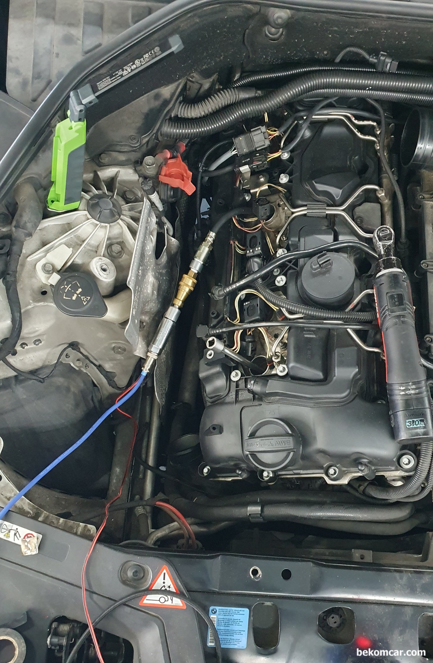 BMW 2010 GT 535i 실화고장코드 관련 #1실린더 크랭킹 압축압력 파형기록, 자동차 진단 전용 HS512Max 오실로스코프와 PS16 등 실린더 압축 압력 센서 (In Cylinder Pressure Transducer) 세팅 환경이다. 실화 고장 코드 진단 차량은  BMW 2010 GT 535i N55 이다. 고장 코드 분석 시 실화 실린더 및 정상 실린더 간 비교·분석도 매우 중요하다. 엔진마다 특징이 달라서 하나의 절대적인 기준 파형은 없다고 생각하는 것이 더 현실적이다.|bekomcar.com