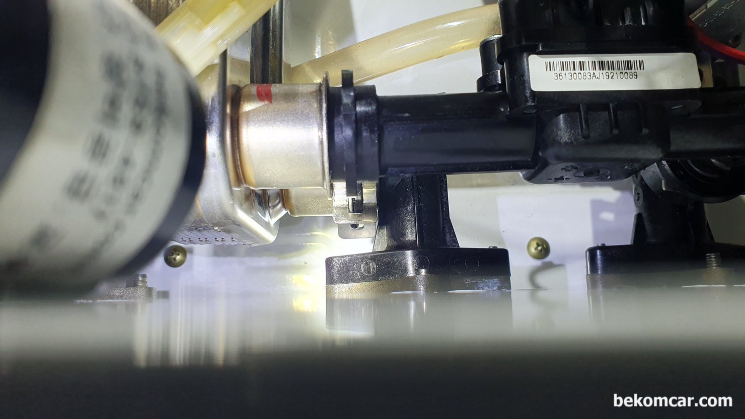 누수 진단 및 정비기록, 별 것 다 하였다., 누수가 있는 보일러 인렛코넥터 플라스틱 주둥이 손상과 O링 이 오징어이다. O링 교환하고 간단한 작업 마무리 하였다. 이번 보일러 누수 정비 요청한 고객은 바로 와이프 이다. 작업후 시운전하고 누수 있는지 확인, 멀쩡하고 누수가 없다.|베콤카 차량정밀진단