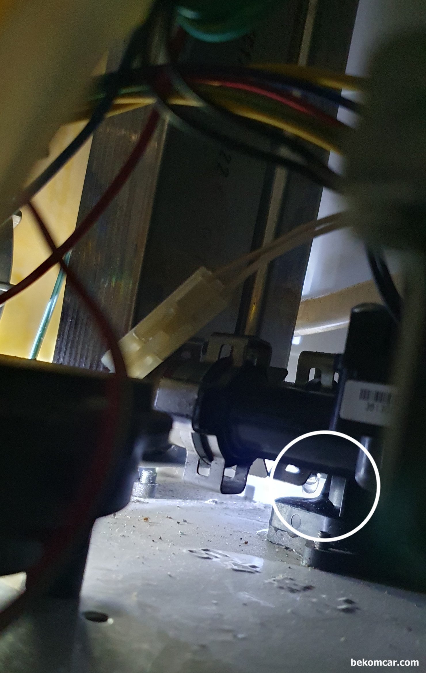 누수 진단 및 정비기록, 별 것 다 하였다., 동그라미 부분에 물 방울이 한 방울 맺혀있고 커지면 뚝 떨어지는 상황이다. 누수 확인했고 원인을 알아내서 정비하면 된다.|베콤카 차량정밀진단