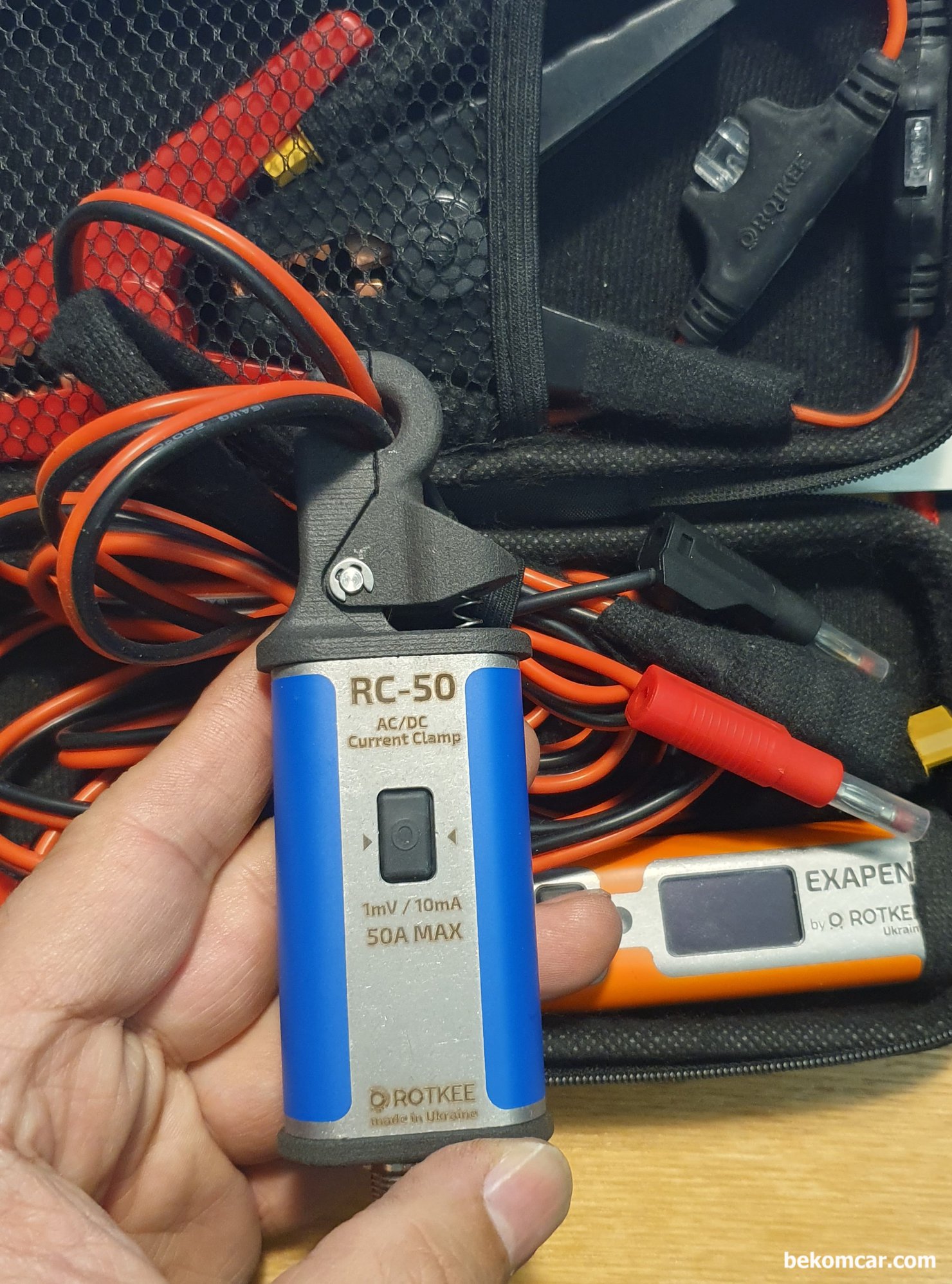 수입 측정장비중에서 전류계 ROTKEE RC-50 AC/DC 1mv/10mA, ROTKEE.com 의 RC-50 전류계 (RC-50 AC/DC Automotive Current Clamp) 이다. 크기가 상당히 작고 케이스가 메탈 재질이다. 전원은 차량용 배터리를 사용해서 좋다. 16AWG 6개를 물려도 충분하며 ECU등에서는 인젝터 점화코일등 몽땅 다 물릴 수 있을 듯 하다.|베콤카 차량정밀진단