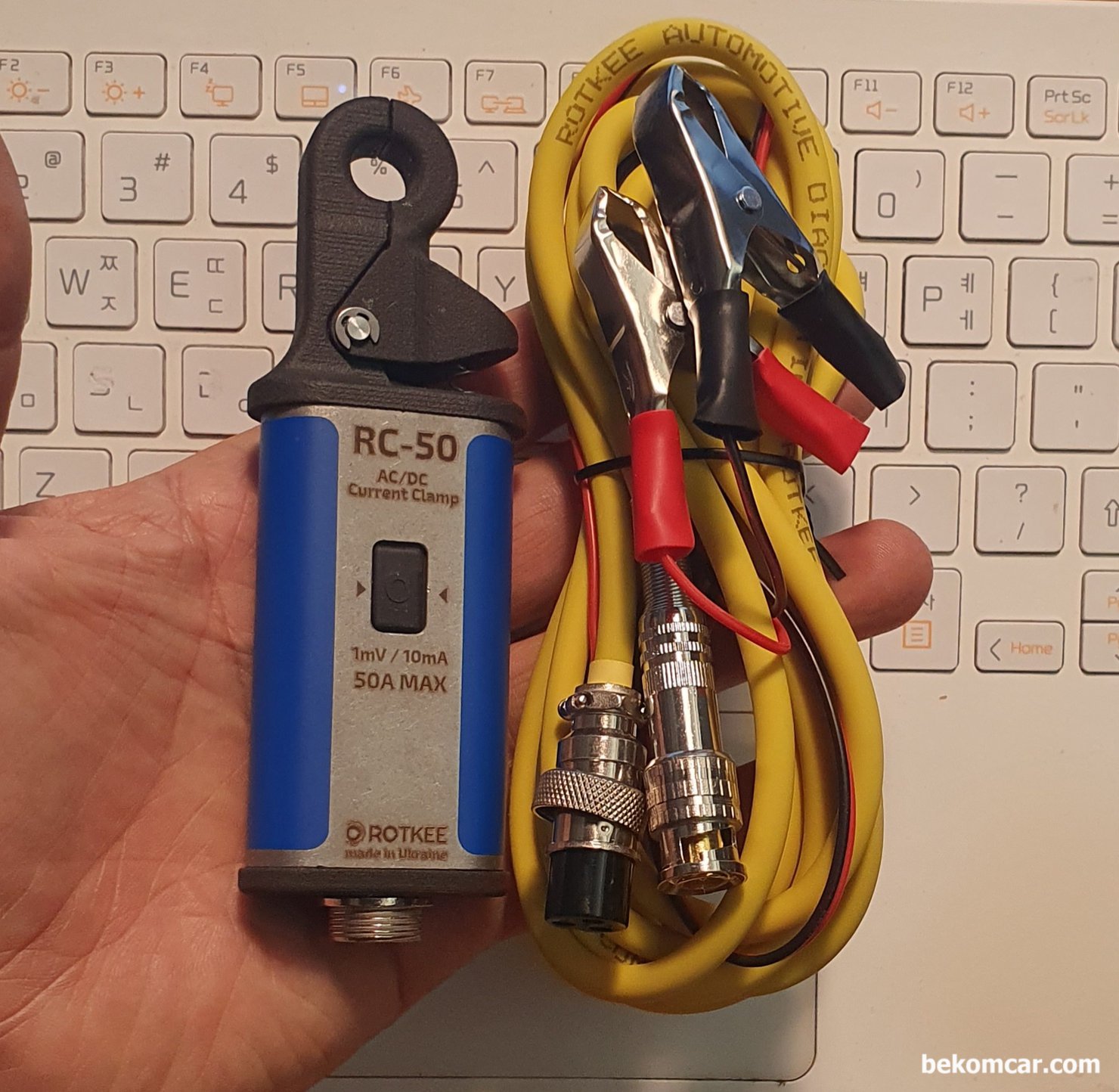 수입 측정장비중에서 전류계 ROTKEE RC-50 AC/DC 1mv/10mA, ROTKEE.com 의 RC-50 전류계 이다. 세팅은 1mV/10mA 로 50A 까지 지원하는 전류계이다. 재질이 알루미늄을 단단하며 기가 작아서 자동차등 정비에 최적이다. 자세한 제품정보는 ROTKEE 홈페이지를 참조한다. https://store.rotkee.com/en/rc-50-ac-dc-automotive-current-clamp.html|베콤카 차량정밀진단
