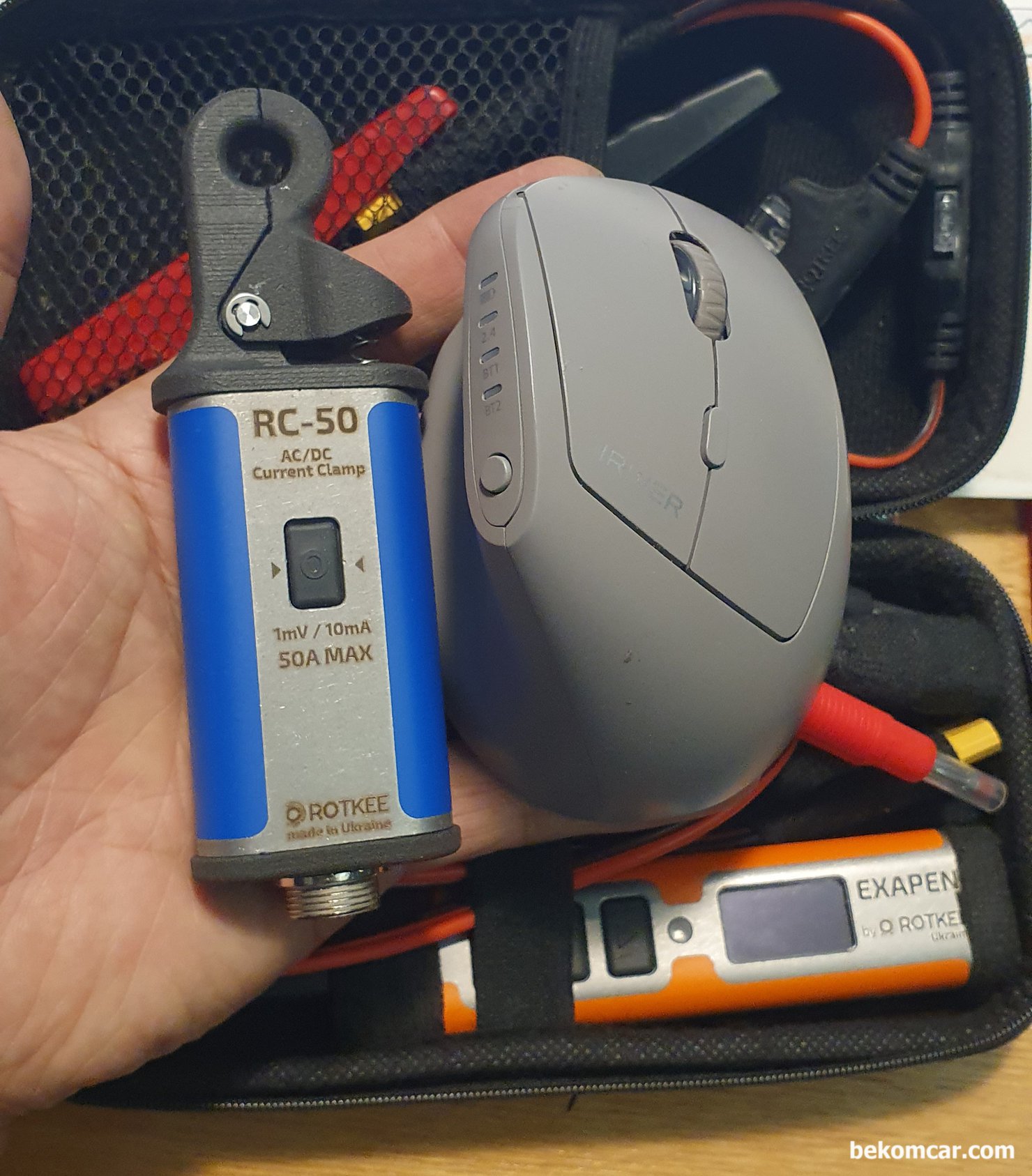 수입 측정장비중에서 전류계 ROTKEE RC-50 AC/DC 1mv/10mA, 사용하는 마우스와 비교해 본다. 크기가 매우 작ㄷ. 또한 파워선은 PS16, PS100, ExaPen 등 과 같은 파워케이블을 사용해서 호환성이 좋다. OTKEE의 RC-50 전류계 (RC-50 AC/DC Automotive Current Clamp) 실제 사용하면 어떨지는 모르겠지만 일단 첫 인상은 매우 좋다.|베콤카 차량정밀진단