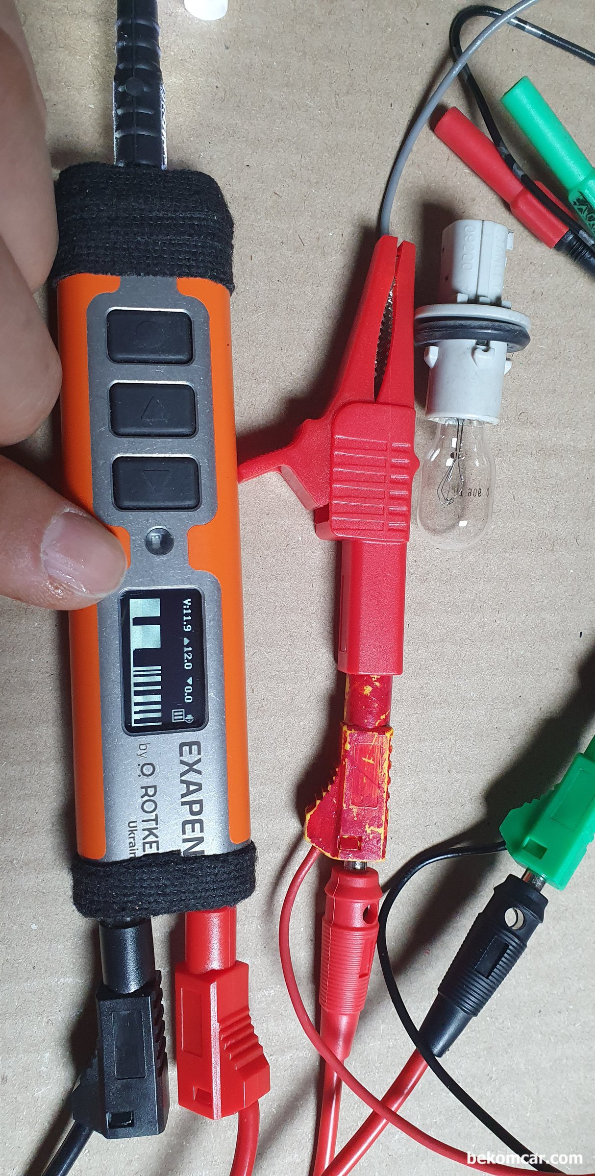 롯키 엑사펜 (ROTKEE ExaPen)은 모든 정비사의 필수공구, ROTKEE ExaPen 의 기본 기능으로 탐침후 측정된 전압을 버튼 눌러 기억시키고 +-5.0% 차이가 있는경우 알람을 울려서 알려주는 기능이다. 물론 그래프로 표시도 되며, 최소 및 최대 전압도 자동으로 측정된다. 그래서 시동하기전에 세팅하고 시동걸면 배터리 상태 점검을 아주 쉽게 할 수 있는 기능이다.|베콤카 차량정밀진단