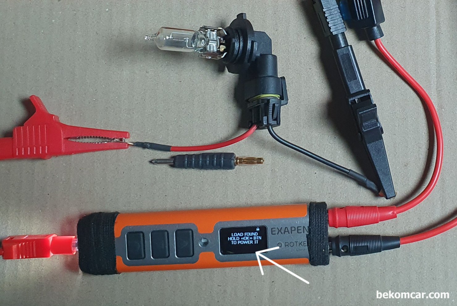 롯키 엑사펜 (ROTKEE ExaPen)은 모든 정비사의 필수공구, ROTKEE ExaPen 기능중 하나가 바로 부하감지 기능과 부하사전 시뮬레이션 이다. 'LOAD FOUND...' 메시가 뜨면 부하가 있는 회선이라는 의미이며, 만약  버튼 클릭시 배선이 부하를 감당하기 힘들거나 단락등이 있는경우 시각적으로 '부하초과' 아이콘이 표시된다. 단락등 회로점검시 필수기능이다.|베콤카 차량정밀진단