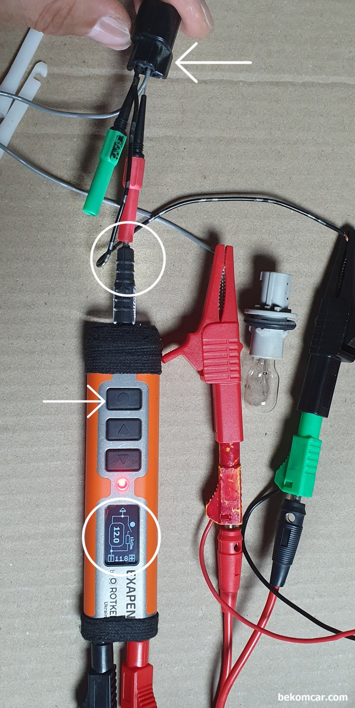 롯키 엑사펜 (ROTKEE ExaPen)은 모든 정비사의 필수공구, ROTKEE ExaPen 의 기본 기능으로 각종 단품 검사에 유용하다. 코넥터 탈거후에 전원을 측정한 다음에 부하 버튼을 눌러 전압강하가 있는지 확인이 가능하다. 만약 전압강하가 있다면 저항이 높거나 센서 시그널 회선 가능성이 매우 높다. 회로도 없더라도 어떠한 차량이라도 현장에서 쉽게 전원선, 그라운드선, 시그널선 등을 구분할 수 있는 기능이다.|베콤카 차량정밀진단