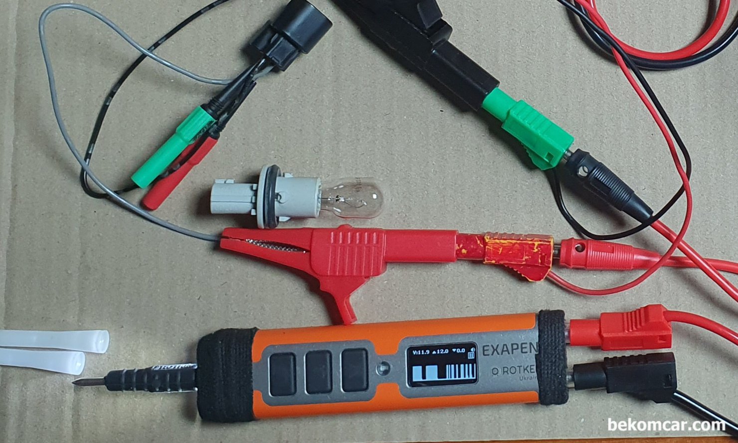 롯키 엑사펜 (ROTKEE ExaPen)은 모든 정비사의 필수공구, 접촉 회선이 전압을 오실로스코프 처럼 표시하여 확인이 가능하다. 접촉 불량 이나 간헐적 회선 불안정 상태등 점검시에 좋다.  ROTKEE ExaPen 의 기본 기능으로 탐침후 측정된 전압을 버튼 눌러 기억시키고 +-5.0% 차이가 있는경우 알람을 울려서 알려주는 기능이다.|베콤카 차량정밀진단