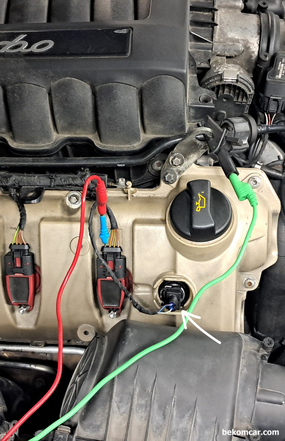 오일컨트롤 솔레노이드 밸브 듀티제어가 무슨뜻 인가요? 타이밍 진단시 VVT 진단에 필요하다고 합니다., 포르쉐 카이엔 사례로, OCV (Oil Control Valve) 라고 하는 부품은 쉽게 말 하면 파워조절이 가능한 스위치 이다. 마치 디밍 기능이 있는 램프 와 같다. 다만, 전구 대신에 엔진에 사용되는 캠 새프트라는 쇠 막대를 돌리는데 사용된다. 화살표 부분이 바로 오일컨트롤 밸브이다.|ベコムカー (bekomcar)