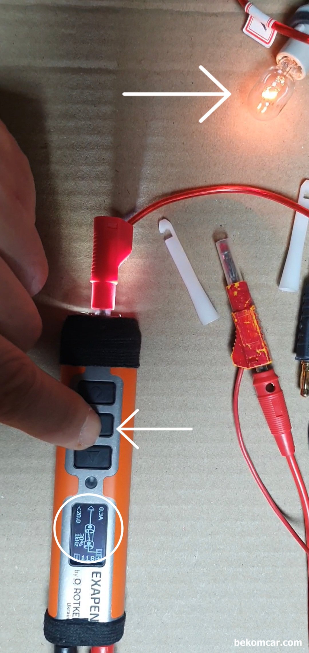오일컨트롤 솔레노이드 밸브 듀티제어가 무슨뜻 인가요? 타이밍 진단시 VVT 진단에 필요하다고 합니다., 베콤카에서 타이밍 고장코드 진단한 차량은 포르쉐 카이엔 이다. 베콤카에서 사용하는 특수장비로, 실시간으로 듀티제어가 가능하다. 그래서 어떠한 차량이든 OCV 에 연결하여 실시간으로 캠페이저를 진각 (빨리) 혹 지작(늦게) 돌릴수 있다. 이 과정을 오실로스코프 파형을 통하여 확인하면서 OV 작동을 알 수 있다. 타이밍 진단에 필수 점검 항목, 베콤카에서 좋아하는 OCV 진단 방법이다. 시뮬레이션으로 듀티값(30%로 조정) 제어하여 부하를 줄이니 전구 밝기가 줄어들고 있다.|ベコムカー (bekomcar)