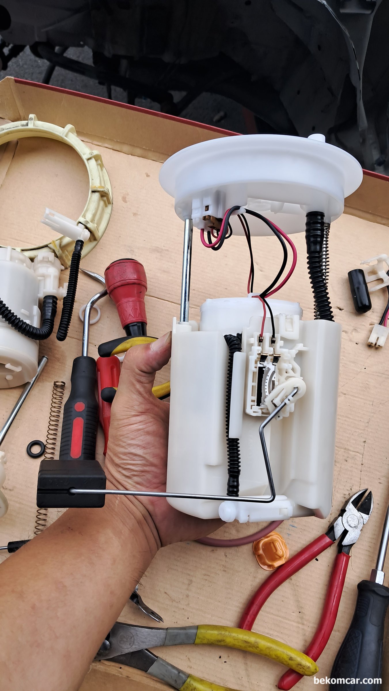 연료펌프, 연료필터, 연료압력등 분석 파형분석 (포드 익스플로러 사례), 최근 차량에서 사용되는 가장 전형적인 연료펌프 모터이다. 연료펌프 어셈블리에 압력 레귤레이터, 연료필터, 연료펌프모터, 체크밸브, 연료게이지(Sender) 등이 함께 통합되어 있다. 오실로스코프 파형 분석을 통하여 연료 펌프 분해하지 않고 펌프 상태를 파악할 수 있다.|ベコムカー (bekomcar)