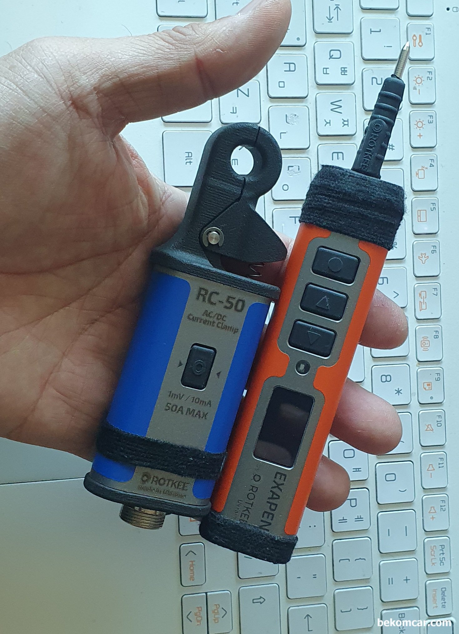 롯키 엑사펜 ExaPen 4mm터미널 교체, 롯키 엑사펜 ExaPen 4mm터미널 교체작업 기록이다. 3개 4mm Female 터미널이 있는데 텐션이 조금이상해서 텐션이 좋은것으로 교체한다. 추가로 사진에 있는 RC-50 은 소 전류계이다. 아주 작은 크기로 공간이 비좁은곳에 사용하고 1mV/10mA 로 정확도가 좋다.|ベコムカー (bekomcar)