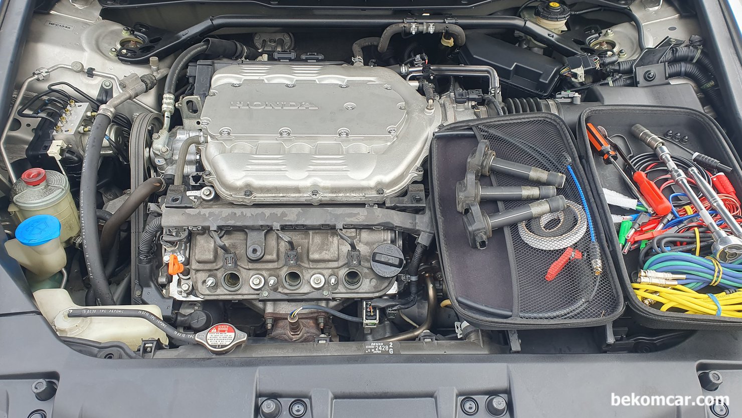 점화플러그 교체하였는데 나중에 보니 점화코일 뺀 흔적이 없는데 진짜 점화플러그 교환하였을까요?, 혼다 어코드 V6 중고차 구매전 점검과정, 점화코일을 탈거후에 점화플러그를 점검한다. 하지만 차량에 따라서는 점화코일 코넥터 분리하지 않고 그냥 쑥 뽑아서 바로 점화플러그 교체를 하는경우도 있다.|bekomcar.com