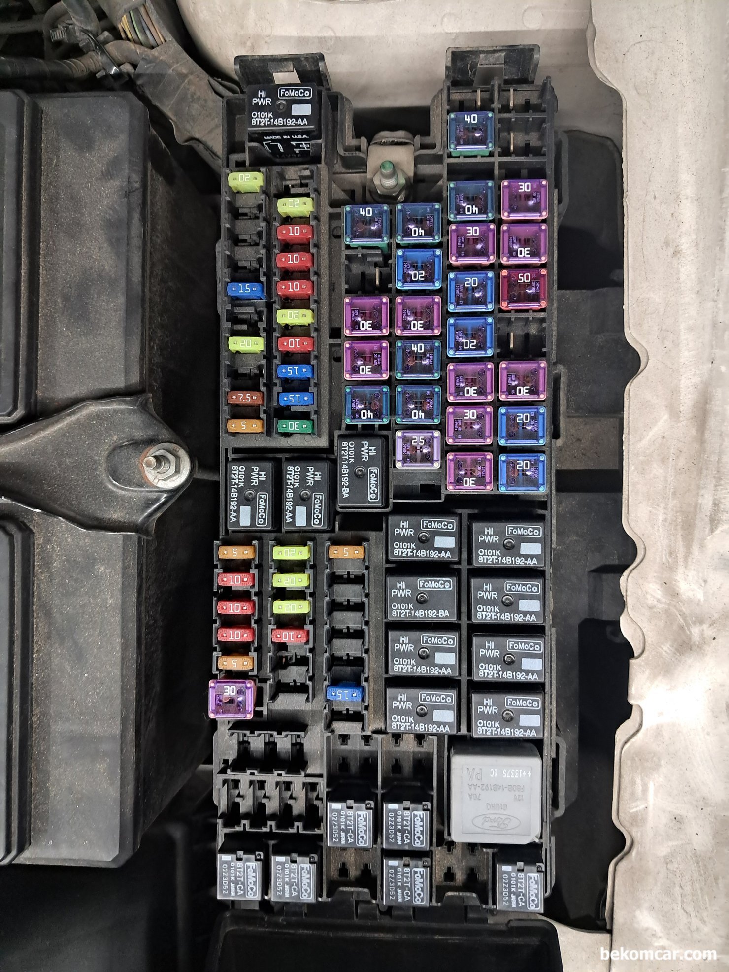 포드 익스플로러 2013년 3.5L 휴즈박스, 포드 익스플로러 2013년 3.5L 휴즈박스, 진단시 참고한다. 휴즈박스에서 점화코일, 연료펌프, 인젝터 등 휴즈나 릴레이 접근이 가능하면 전기적 고장 진단이 상당히 정확하고 빨라진다.|贝科姆汽车 (bekomcar)