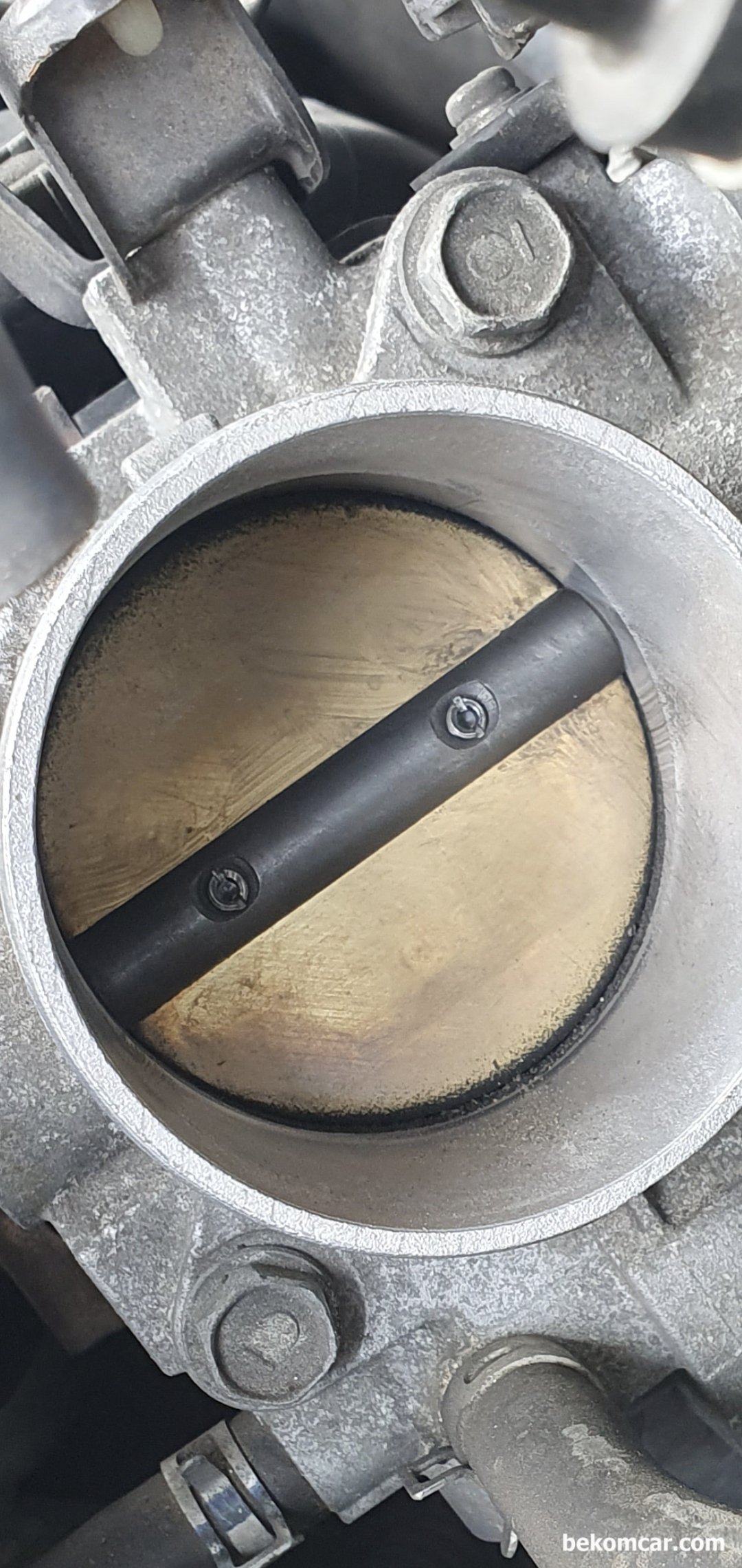 혼다 어코드 2.4L 2015년 쓰로틀바디 청소, TPS초기화 및 검증작업 기록, 혼다 어코드 2.4L 2015년 쓰로틀바디 청소, TPS초기화 및 검증작업 기록 이다. 육안으로 보면 실린더와 플랩 사이의 미세공간에 카본이 많이 있다. 현재 진단기로는 약 5%정도 쓰로틀바디 플랩을 열어야 아이들시 숨 쉬기가 가능한 상태이다. 보통은 1.0~2.5도 정도만 열려도 충분한 공기가 유입되어야 좋다.|贝科姆汽车 (bekomcar)