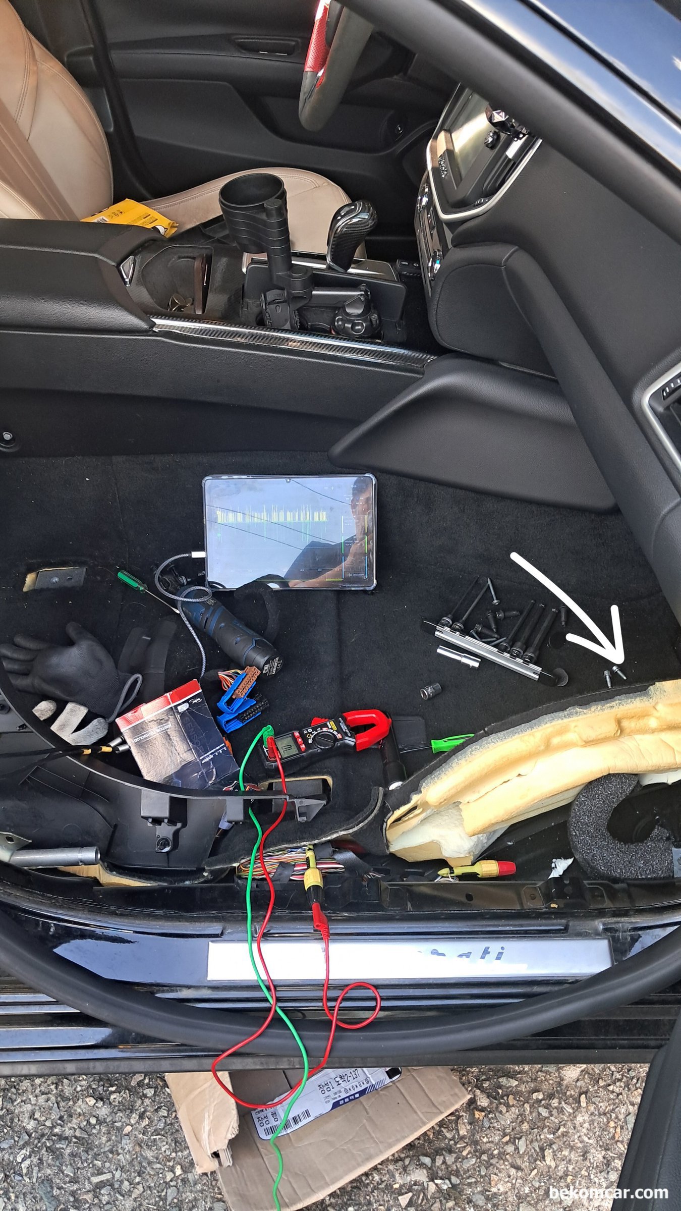 마세라티 기블리 2015년 조수석 바닥의 BCM & 스타코넥터, 마세라티 기블리 2015년 BCM 위치, 조수석 바닥위치, BCM 관련 캔 통신 진단시 참고한다.|bekomcar.com