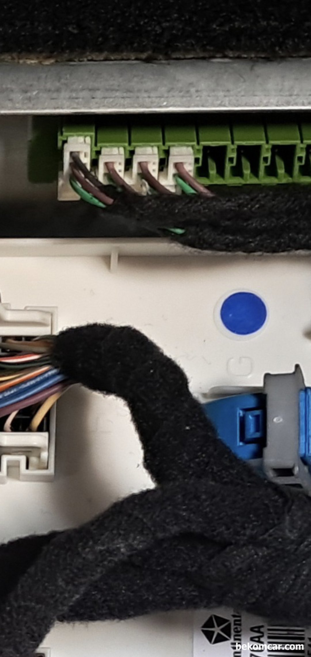 2015 마세라티 기블리 캔통신진단 BCM & 스타코넥터, 확대한 마세라티 기블리 2015년 조수석 스타코넥터 위치이다. BCM 관련 캔 통신 에러 고장코드 발생시 참고한다. 마세라티 기블리 뿐아니라 상당수 지프 크라이슬러 피아트 차량에서 흔히 발견되는 캔 통신 망 구조이다.|贝科姆汽车 (bekomcar)