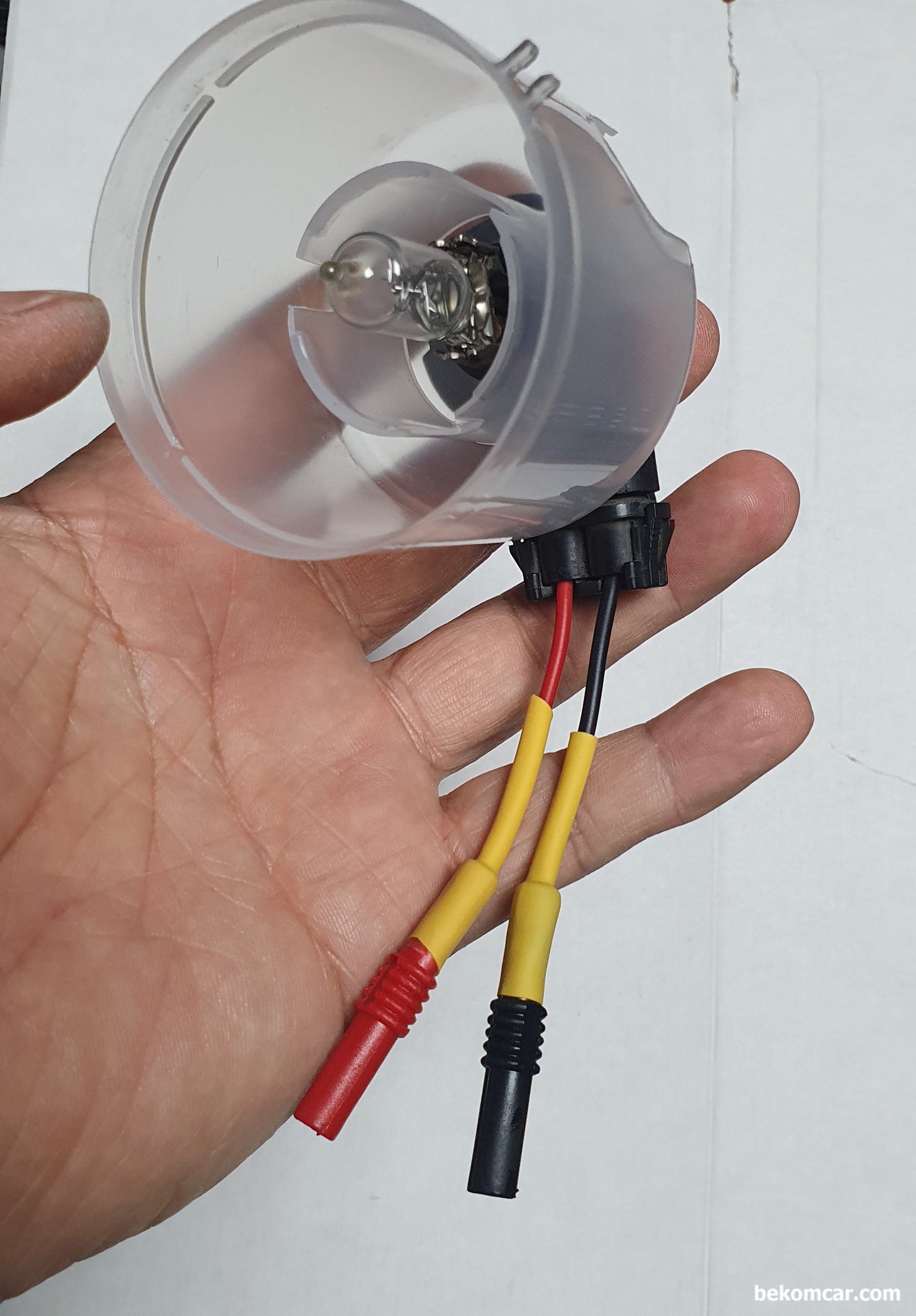 헤드램프 이용하여 부하전압강하 자작 공구, 부하전압강하 자작 공구로, 다른 측면에서 바라본 사진이다. 보호막은 드릴로 적절한 지름의 구멍을 뚤어주어 헤드라이트 전구를 넣게끔 하였다.|贝科姆汽车 (bekomcar)