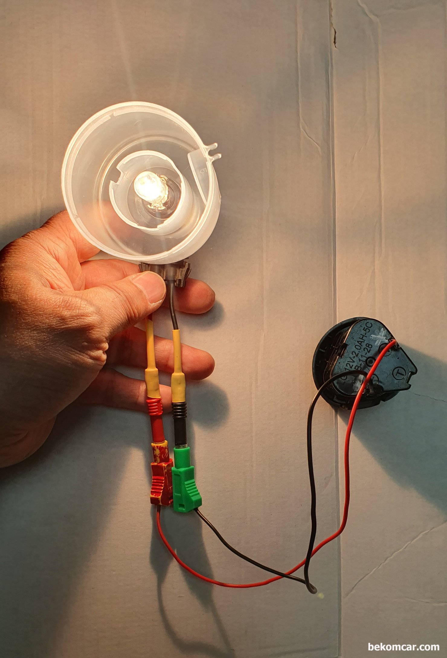 헤드램프 이용하여 부하전압강하 자작 공구, 부하전압강하 자작 공구이다. 전구는 자동차 헤드라이트 이며, 보호막은 카브레이터 스프레이 깡통 뚜껑이다. 4mm를 Female 코낵터를 사용하여 다양한 4mm 탐침봉 및 악어클립등 악세사리를 사용할 수 있다.|贝科姆汽车 (bekomcar)