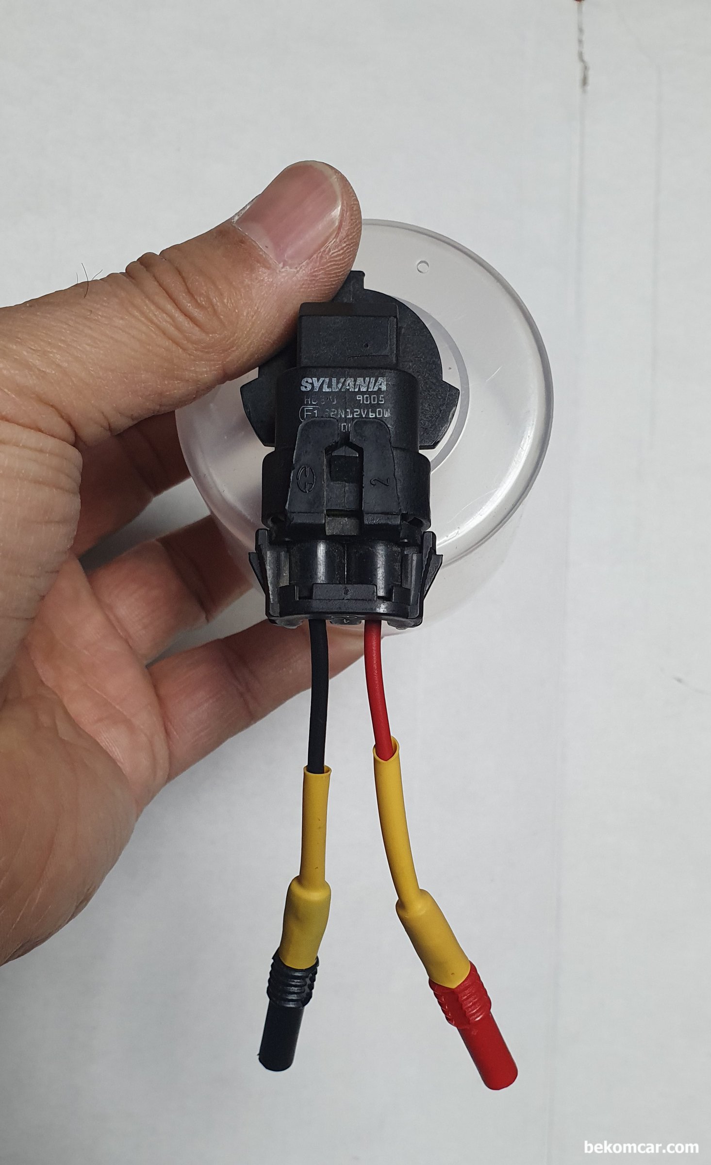 헤드램프 이용하여 부하전압강하 자작 공구, 자동차 헤드라이트 를 그대로 사용하였다. 전구 브랜드가 보인다. 간단하지만 실제는 상당히 유용하게 사용되는 부하전압강하 테스팅 전구이다.|贝科姆汽车 (bekomcar)