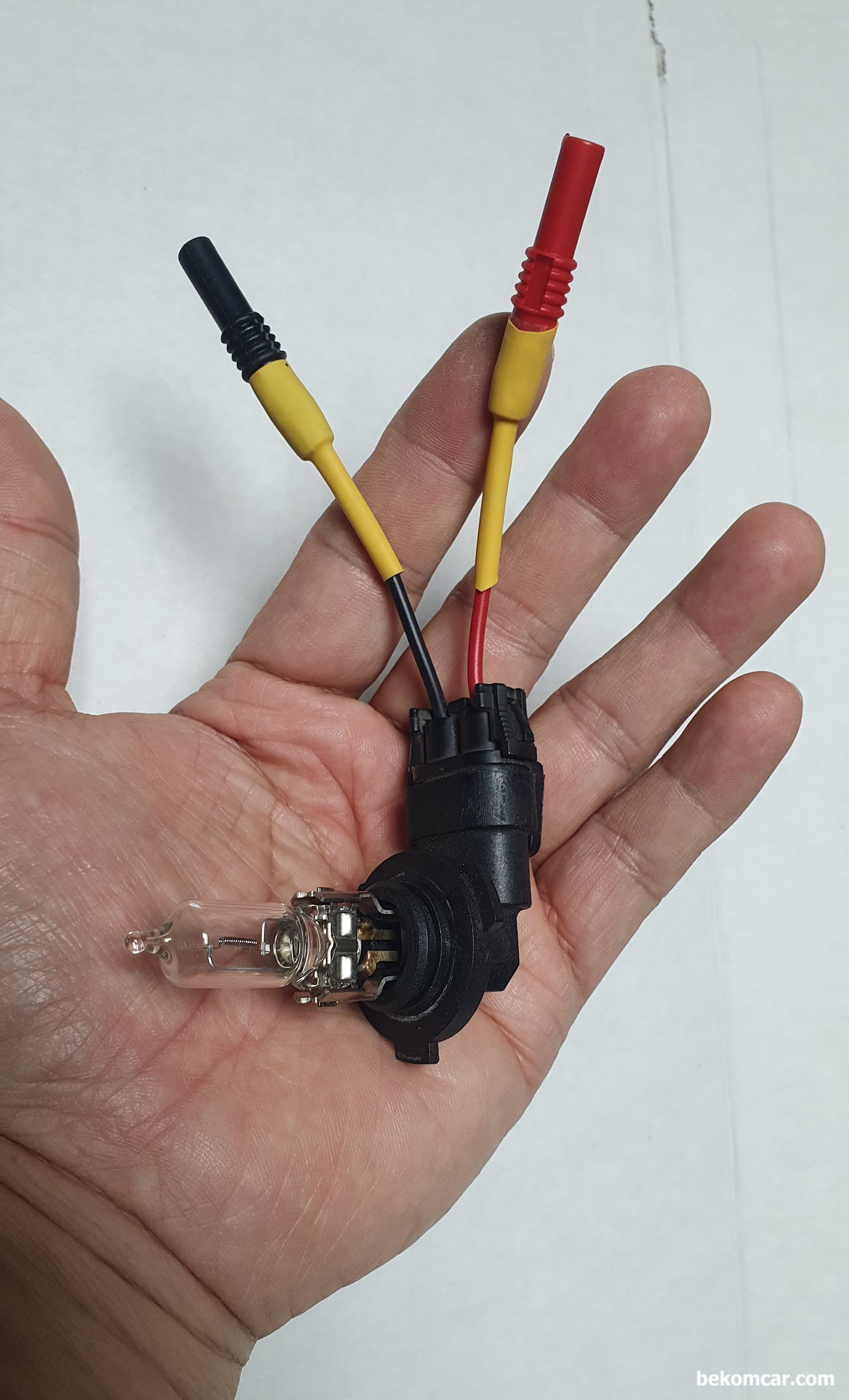 헤드램프 이용하여 부하전압강하 자작 공구, 부하전압강하 테스팅 전구의 갓 (보호막)을 제거한 상태이다. 보호막은 그냥 넣고 좀 돌려주면 고정이 된다.|贝科姆汽车 (bekomcar)