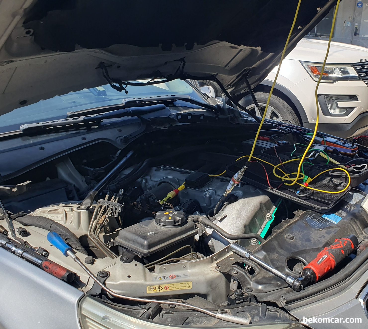 BMW 525i E60 시동꺼짐 실린더압축압력센서 파형 분석기록, BMW 525i E60 시동꺼짐 실린더압축압력센서 파형 분석 세팅 환경이다. #1번 실린더와 #2번 실린더에서 측정하였다. 측정 오실로스코프는 HS512Max 와 실린더압축압력센서는 PS16을 사용했다.|بيكومكار  (bekomcar)