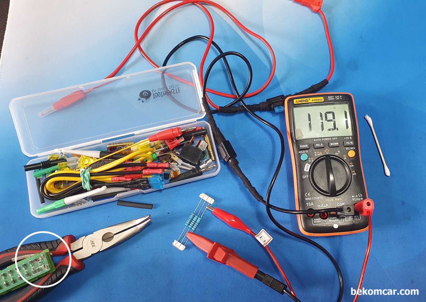 캔 통신 에러 종단저항 측정기록, 마세라티 기블리 사례, GM 크라이슬러 피아트 마세라티 등 차량에서 흔하게 사용되는 캔 통신 에러 진단과정중 종단저항을 측정한다. 마세라티 기블리 종단 저항이 아에 측정이 되지 않아서 진단시 사용하는 120옴 저항을 측정하니 정상으로 측정된다. DVOM은 정상이고 모듈의 종단저항이 고장이라는 의미이다.|بيكومكار (bekomcar)