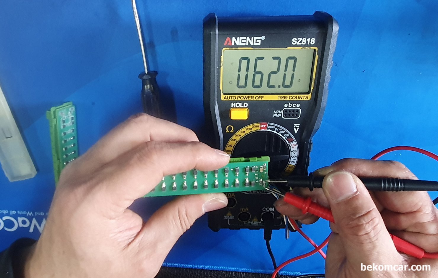 캔 통신 에러 종단저항 측정기록, 마세라티 기블리 사례, 60옴 ×2개 =120옴 마세라티 기블리 고속 캔 통신 종단저항 회로설계이다. GM 크라이슬러 피아트 마세라티 등 차량에서 흔하게 발견된다. 추가로 10옴 저항도 회로설계에 포함되어 있다. 캔 통신에러 원인중 하나가 바로 종단저항 고장이다. 저항2개 각 각 62옴 이 측정되어 정상이다.|بيكومكار (bekomcar)