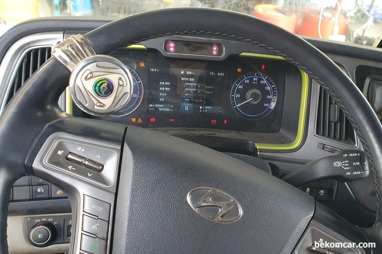 현대자동차 파비스 캔 통신 실습차량, 엔진등 차량 사진기록, 운전석에도 손 잡이를 잡고 올라타야 한다. 승용차와는 참 다르다. 그리고 올라가면 거대한 공간이 눈에 들어온다. 뭐든 다 크고 다 넓고 그렇다. 하지만 캔 통신 진단 정비 측면에서는 그냥 캔 통신을 탑재한 차량일 뿐이다. 현대 파비스 메가트럭에 대한 자세한 정보는 https://www.hyundai.com/kr/ko/c/products/truck/pavise 를 참고한다.|ベコムカー (bekomcar)