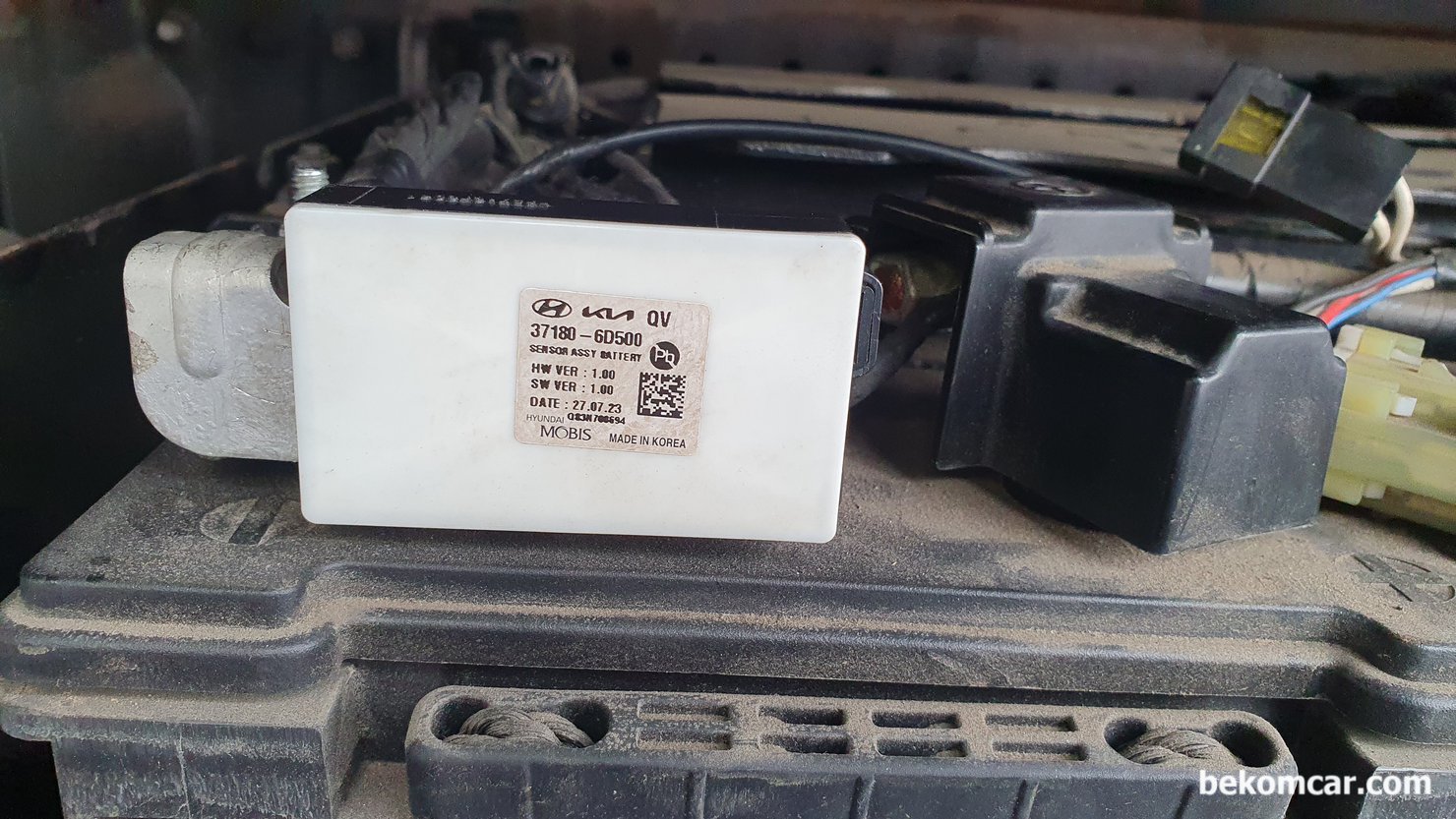 캔 통신 고장코드 진단후 단품고장 최종결정전 필수 점검 - '부하전압강하', 현대자동차 파비스의 캔통신 망중에서 C-CAN 네트워크에 연결된 배터리센서 부품이다. 'SENSOR ASSY BATTERY 37180-6D500' 부품 번호이다. 상당수 차량은 배터리 센서에 Wake up call 기능까지 있어 배터리 센서 작동이 잘 되지 않으면 시동이 걸리지 않는 경우도 많다.|ベコムカー (bekomcar)