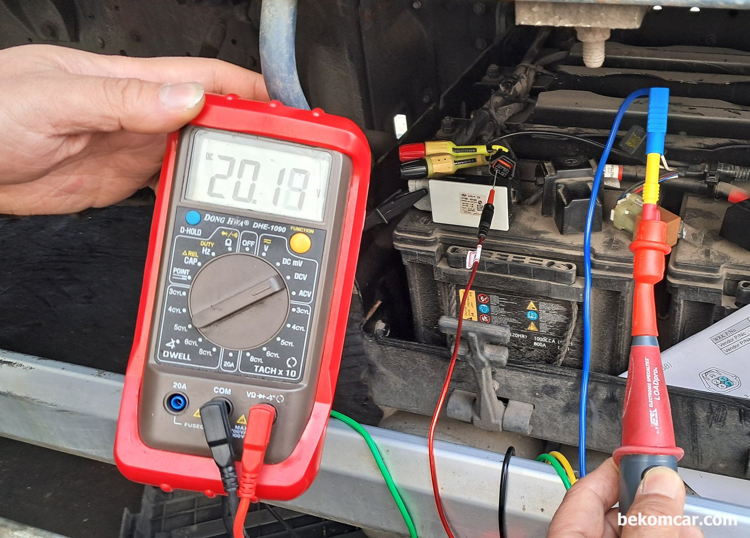 캔 통신 고장코드 진단후 단품고장 최종결정전 필수 점검 - '부하전압강하', LOADPro 부하전압측정 특수공구를 이용하여 측정결과 약 840mV정도의 부하전압강하가 확인된다. 배터리 센서의 코넥터에서 차량전체 한바퀴 돌아오는 과정에 840mV손실이면 전체적인 전압강하는 우려할 부분은 아니다.
Mr. Daniel Sullivan 이 개발한 부하전압측정 특공이다. 자세한 정보는 (https://www.youtube.com/@bivideo7) 를 참고한다.|ベコムカー (bekomcar)