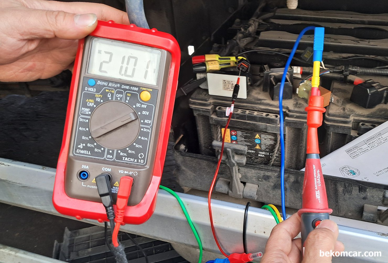 캔 통신 고장코드 진단후 단품고장 최종결정전 필수 점검 - '부하전압강하', 베콤카는 '부하전압강하' 측정에 여러가지 장비를 사용하는데 그중에 하나가 바로 LOADPro 이다. 대형트럭이라 24V가 사용되는데 배터리가 좀 약해서 21.01V가 측정된다. 부하거 걸리전 전압임을 꼭 기억한다.|ベコムカー (bekomcar)