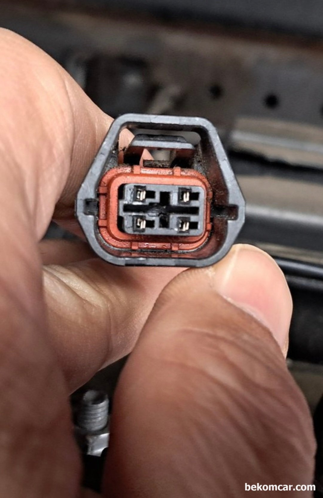 캔 통신 고장코드 진단후 단품고장 최종결정전 필수 점검 - '부하전압강하', 현대자동차 파비스의 C-CAN 통신 모듈중 하나인 배터리센서 코넥터 이다. 배터리 센서 단품고장 결정 하기전에 마지막 점검을 한다. 회로도 참고후 각 핀 별 전압등을 측정하는데 중요한것은 '부하전압측정' 이다. 그냥 테스터기에 찍히는 전압은 가끔 꽈당인 경우가 있기 때문이다.|ベコムカー (bekomcar)