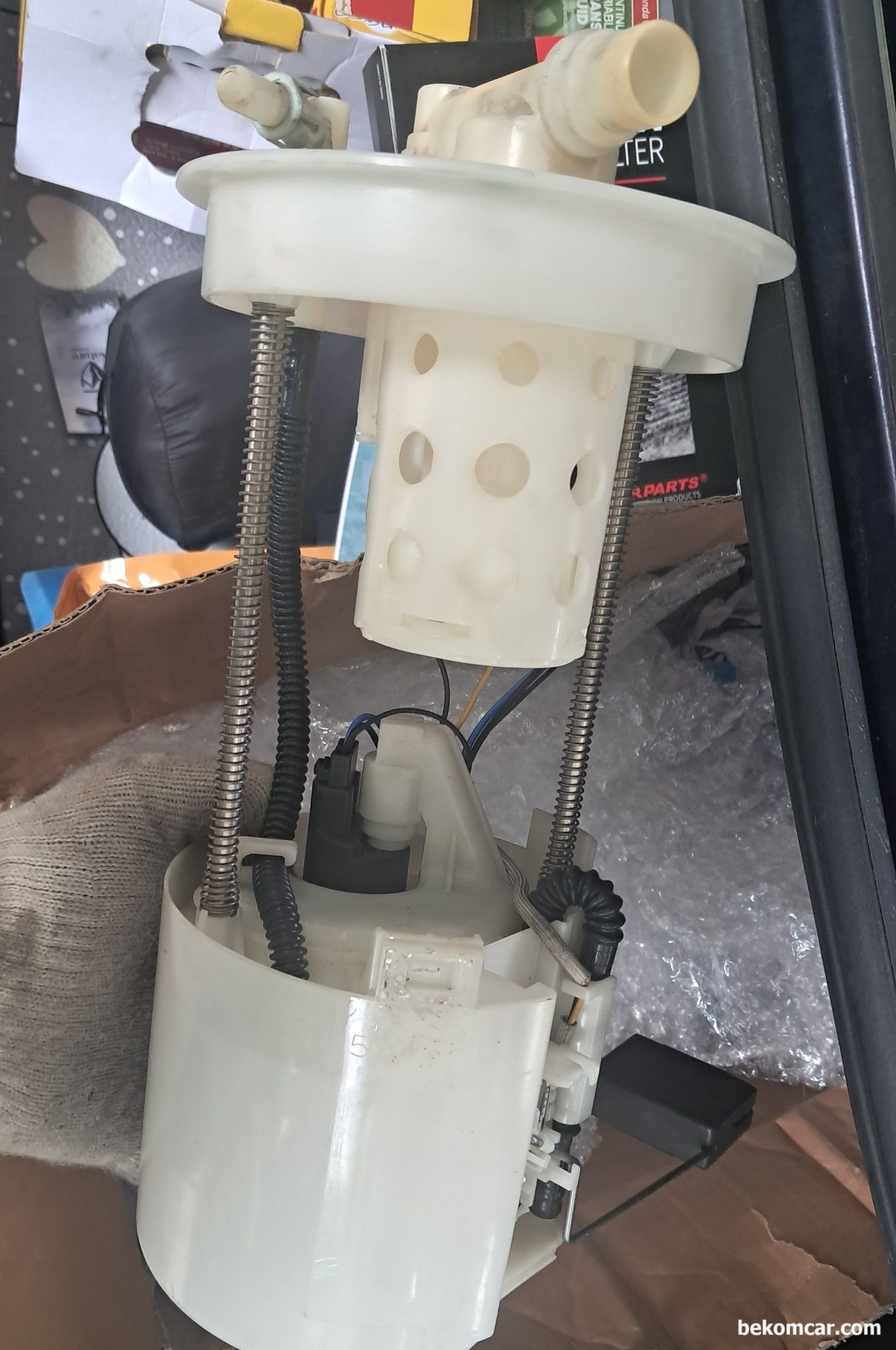 2015년 혼다 어코드 9세대 간헐적 시동지연, 연료펌프 진단기록, 가장 일반적인 승용차용 연료펌프 어셈블리 이다. 연료압력 레귤레이터, 연료필터, 연료펌프, 연료게이지 센서 등이 어셈블리에 포함되어 있다. 일반적으로 교체시에는 연료펌프모터 와 필터등을 같이 교환 하는것이 돈 아끼는 지름길이다.|ベコムカー (bekomcar)