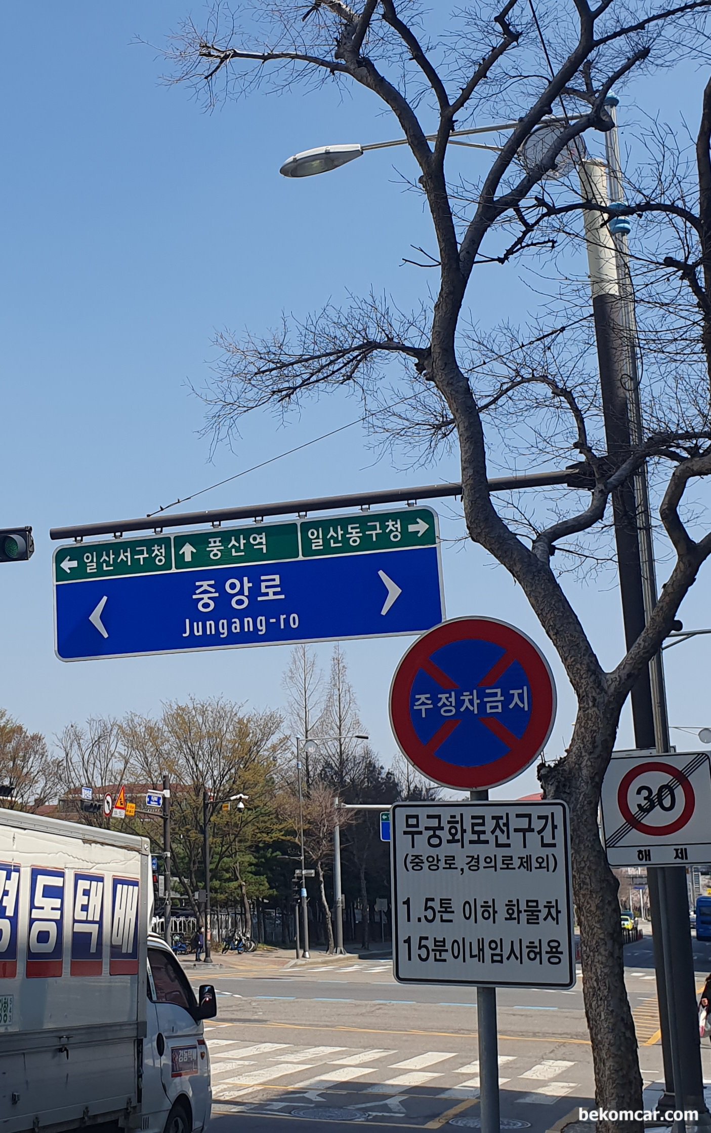 캔 통신? 신호등 과 같다, 일산의 한 교차로의 신호등이다. 캔 통신 파형과 똑 같은 이치이다. 좌회전 표시에 좌회전을 하면 되는것이다. 캔 통신 파형이 이렇다. 계란 세우기 와 같이 아주 단순한 구조만 알면 된다.|베콤카 차량정밀진단