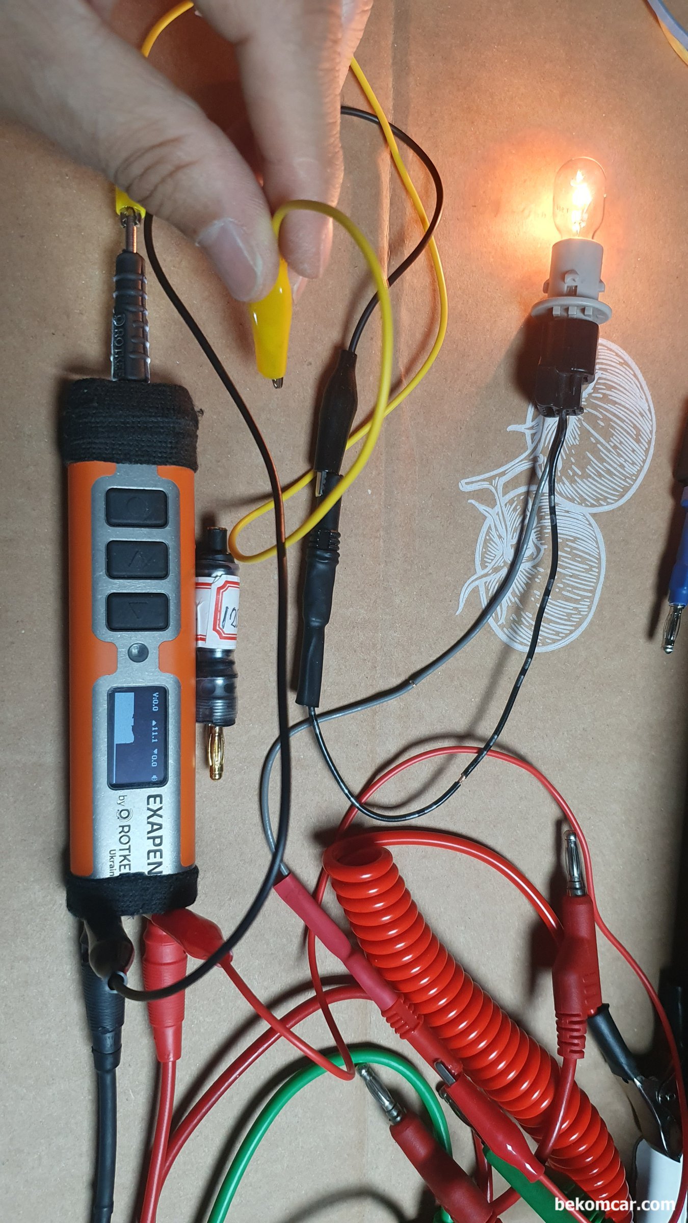 ROTKEE 엑사펜 ExaPen 전기적 고장진단에 활용, ROTKEE 엑사펜 ExaPen 전기적 고장진단에 사용된다. 회로 설계시 항상 부하가 있고, 부하를 지나는 전압은 0V가 되어야 한다. 그런데 원치않는 부하(높은 저항등)가 생기면 전기적 고장이 된다. 엑사펜과, 자동차 전구, 그리고 120Ohm 저항을 이용하여 이러한 전기적 고장을 진단하는 과정을 시물레이션 한다.|贝科姆汽车 (bekomcar)