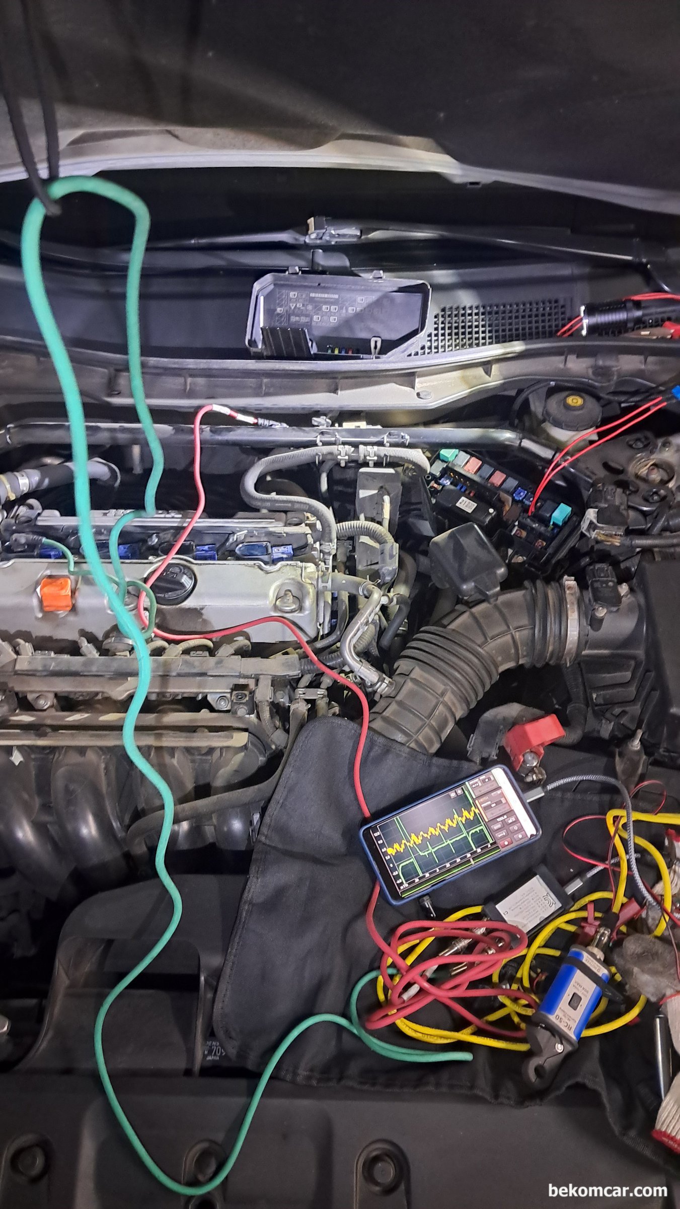 타이밍 진단에도 활용하는 배기펄스파형, 혼다 어코드 8세대 2.4L 사례, 베콤카는 오실로스코프 와 피에조 센서, 인젝터 진동센서 등 각종 과확적인 장비를 이용하여 차량을 진단한다. 경험에 과학적인 데이터까지 더하면 좀 더 진단이 정확해진다. 그리고 HS512Max등 핵심 주요 측정장비는 국내대리점으로 정비사에게 수입공급 하고 있다. 물론 맞춤식 현장방문 정비사 워크샵도 제공하고 있다. 캔 통신 과 엔진진단 은 가장 권장하는 교육과정이다.|贝科姆汽车 (bekomcar)