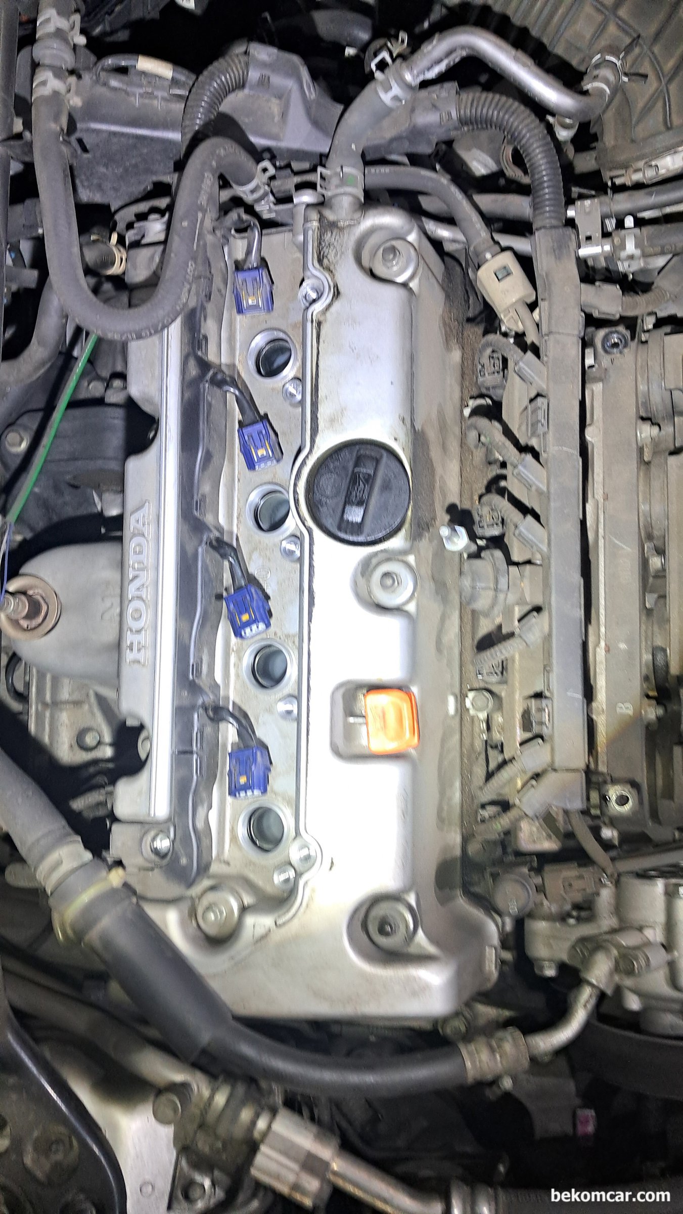 시동모터 예지정비 필수 파형분석, 혼다 어코드 8세대 2.4L 중고차점검 과정, 혼다 어코드 8세대 2011년 2.4L 차량의 시동모터는 인테이크 아래쪽에 있다. 인테이크를 탈거해도 좋고 아니면 살짝 재끼고 작업 하는것도 좋은 방법이다. 탈거시 Knock Sensor 코넥터등 부러지지 않게 주의한다. 시동모터는 파형분석을 통하여 사전에 고장여부를 알 수 있다. 중고차 구입시나 구입후에는 시동모터, 연표펌프 및 알터네이터 등 시동불량과 관련된 주요 부품은 꼭 확인 해보는것도 좋다.|贝科姆汽车 (bekomcar)