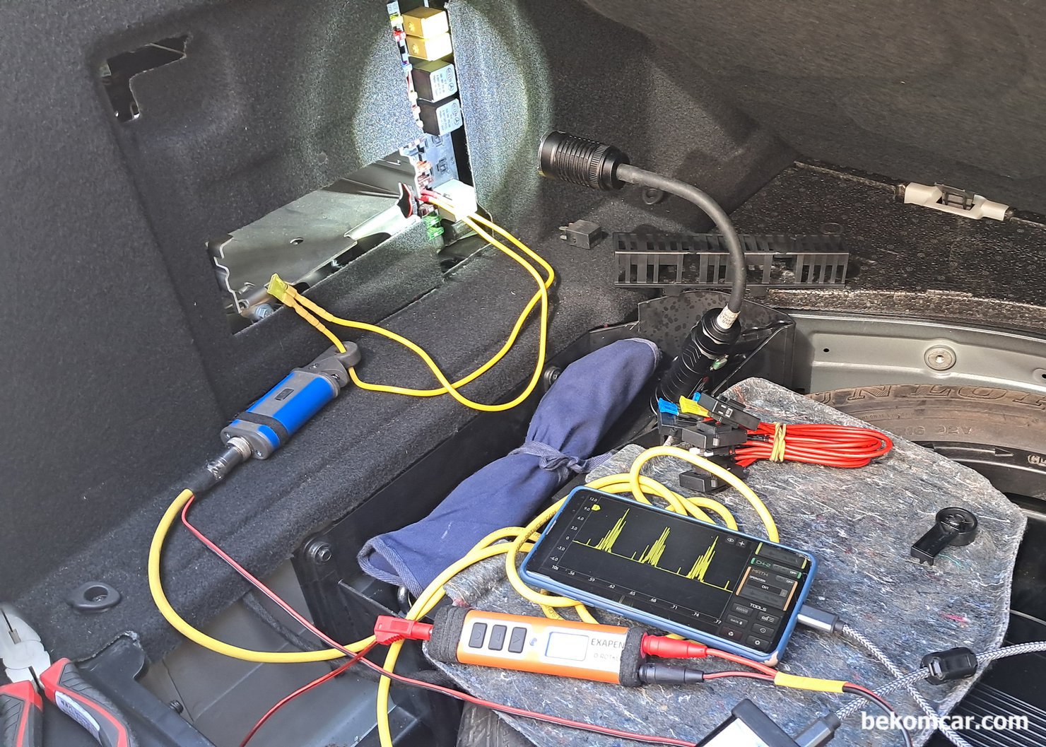 벤츠 E200K 주행중 시동꺼짐 진단, 진단결과 연료펌프 고장 확인, 벤츠 E200K 주행중 시동꺼짐 진단, 진단결과 연료펌프 고장이 확인된다. 연료펌프는 조수석 뒤쪽 의자밑에 있다. 운전석 뒤쪽 의자밑에는 연료필터와 파워 그라운드 시그널등 배선이 있다. 연료럼프 는 Locking Ring 형태이다. 이번에도 자작한 휴즈점퍼를 매우 유용하게 사용하였다. 지인 정비소 (기능장) 대표님께서 연료펌트 뚜껑을 열어서 직접 펌프상태까지 점검을 하였다. 오진을 피하기 위해서 이다. 불쑥 찾아갔는데 바쁘신대도 도와주셔서 참 고맙다.|bekomcar.com