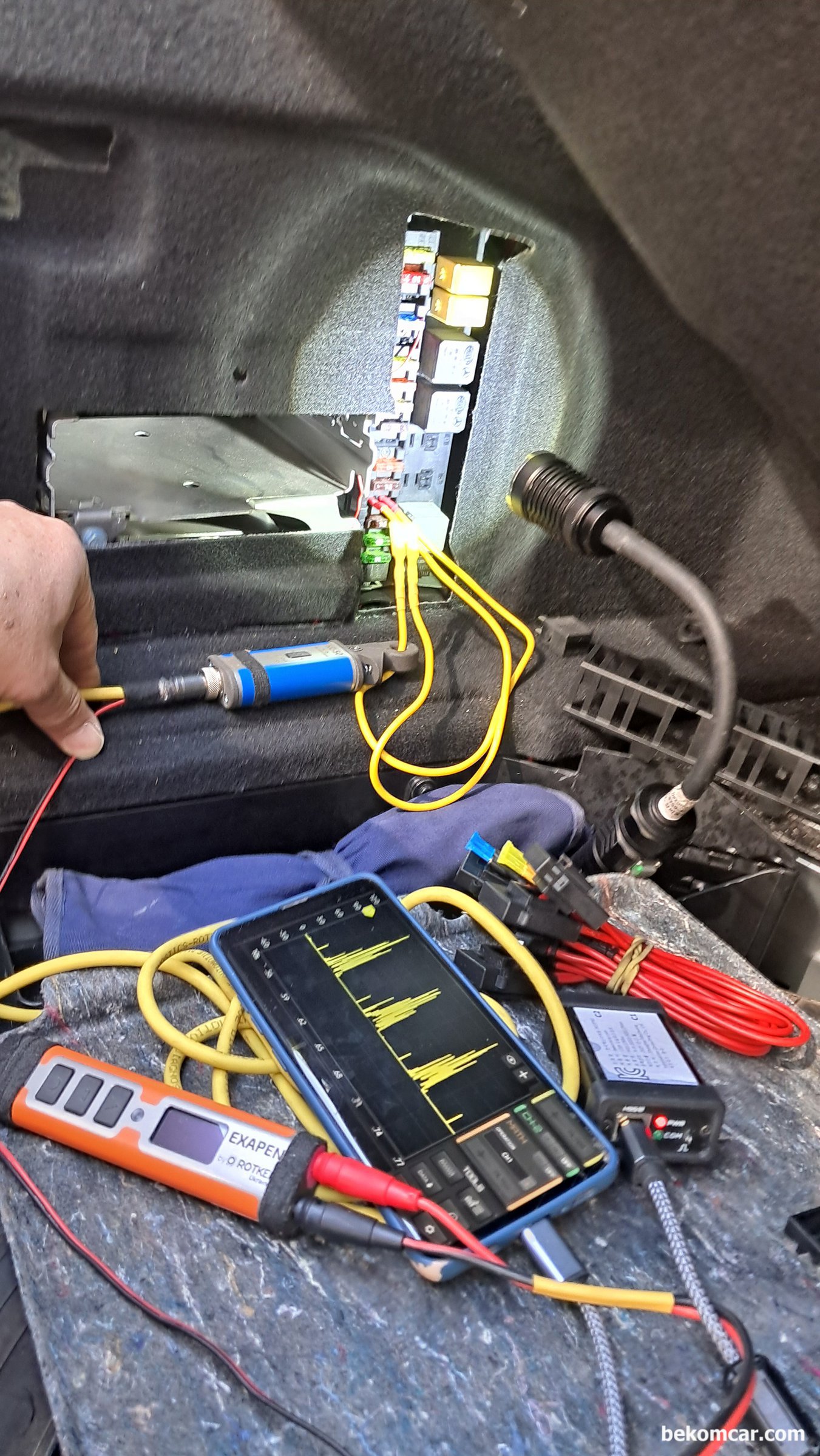 벤츠 E200K 주행중 시동꺼짐 진단, 진단결과 연료펌프 고장 확인, 메르세데스 벤츠 E200K 주행중 시동꺼짐, 그리고 시동불가 증상이다. 한 참 있다 시동걸면 순간 걸렸다가 바로 시동이 꺼진다. 증상으로는 연료압력 가능성이 높았다. 전체적인 진단기 데이터분석과 스코프 파형분석등을 통하여 최종적으로 연료펌프 고장으로 진단된다. 사용된 스코프는 MartinLoren.com 의 HS512Max 와 전류계는 ROTKEE.com 의 RC50 이다. 그리고 직접 제작한 휴즈점퍼를 사용했다.|bekomcar.com