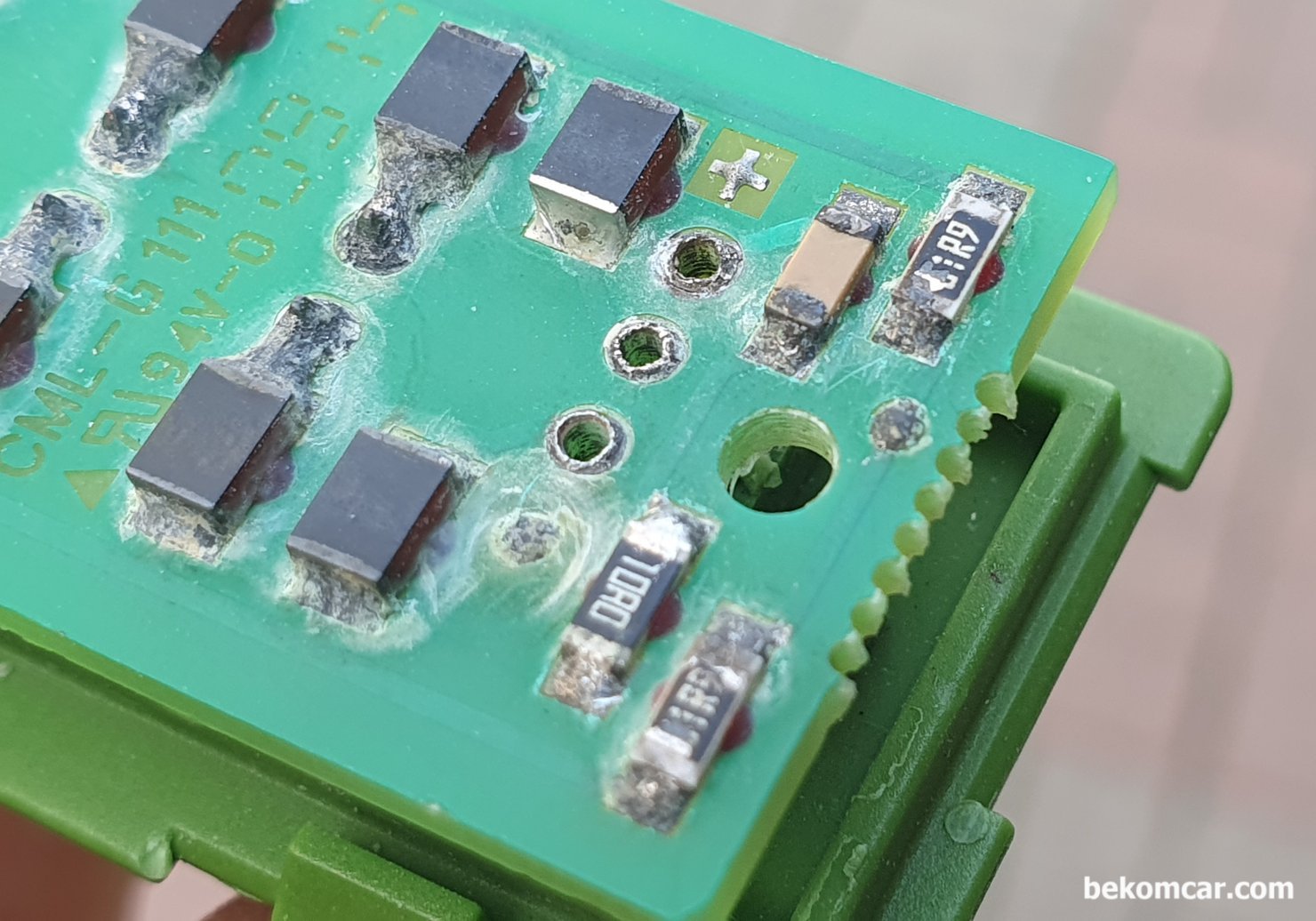 GM 크라이슬러 피아트 마세라티 벤츠 등 캔 통신 에러 스타코넥터 이해, GM 크라이슬러 피아트 마세라티 벤츠 등 캔 통신 에러 진단시 스타코넥터 구조로, 60옴 저항 2개, 10옴 저항1개 그리고 캐퍼시터 1개도 있다.|베콤카 차량정밀진단