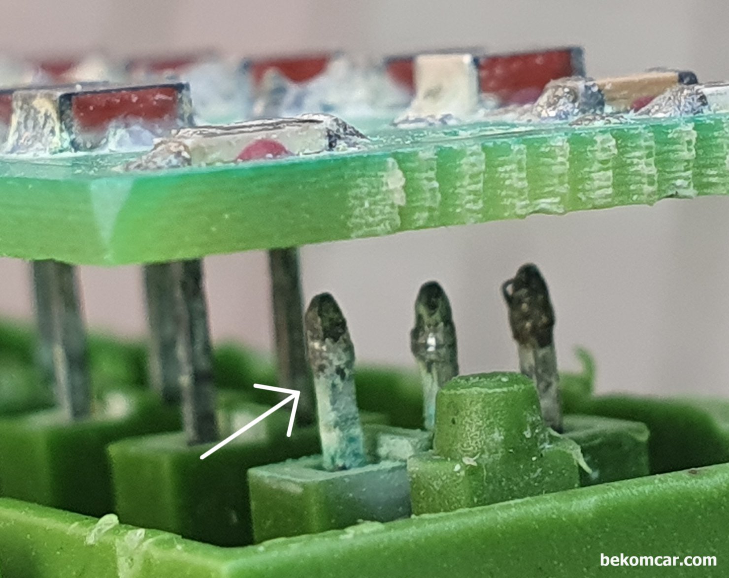 GM 크라이슬러 피아트 마세라티 벤츠 등 캔 통신 에러 스타코넥터 이해, GM 크라이슬러 피아트 마세라티 벤츠 등 캔 통신 에러 진단시 스타코넥터 구조로, PCB와 하우징을 분리하여 수분침투 부식을 살펴본다. 숨어있는곳에 큰 부식이 있어 원치 않는 저항으로 인하여 캔 통신 에러가 발생하는 상태이다.|베콤카 차량정밀진단