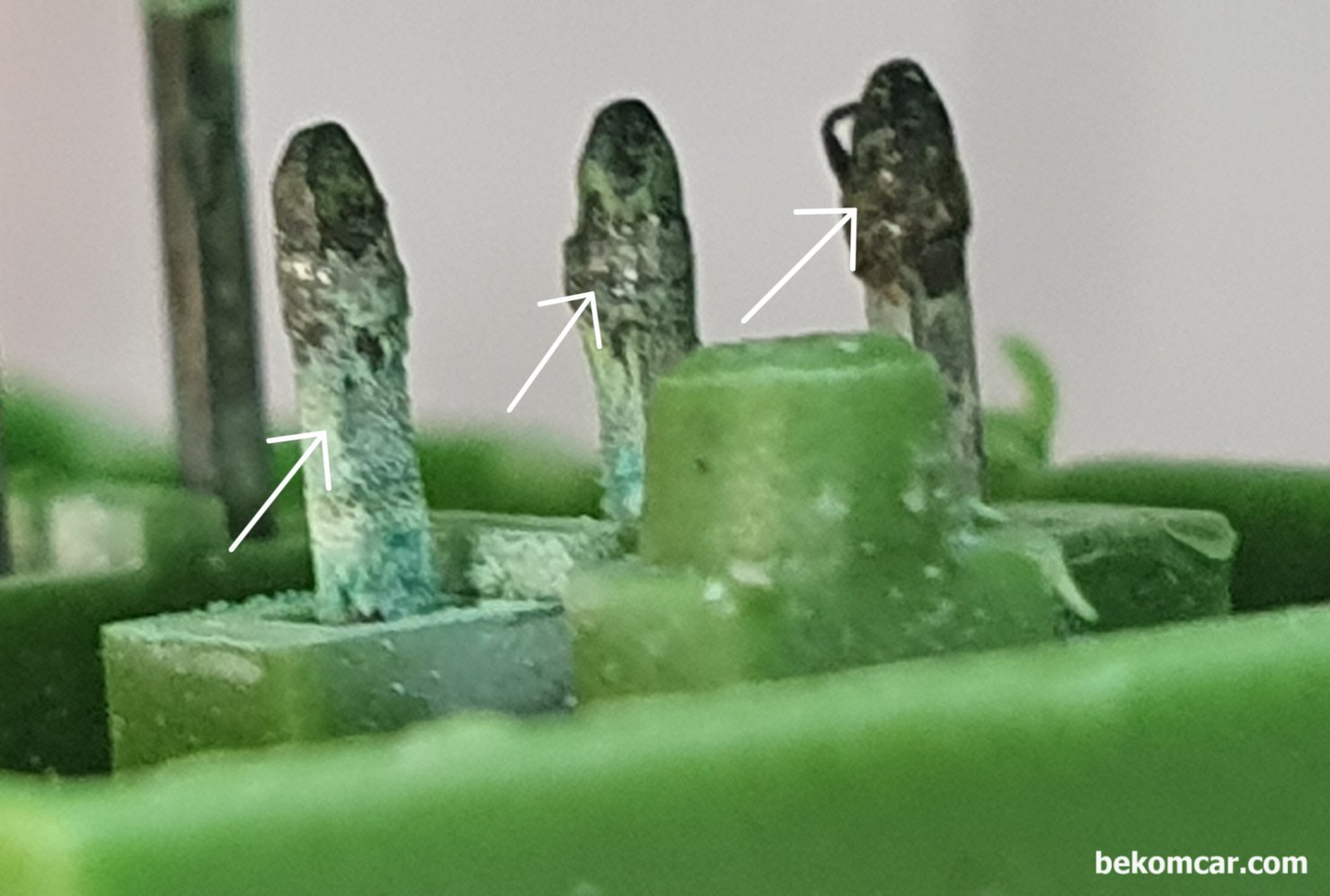 GM 크라이슬러 피아트 마세라티 벤츠 등 캔 통신 에러 스타코넥터 이해, GM 크라이슬러 피아트 마세라티 벤츠 등 캔 통신 에러 진단시 스타코넥터 연결 터미널을 확대하여 살펴보면 더욱더 확실히 수분 침투로 터미널이 부식이 된것 을 알 수 있다. 전형적인 캔 통신 고장 원인중 하나가 바로 수분 침투로 인한 부식이다.|베콤카 차량정밀진단