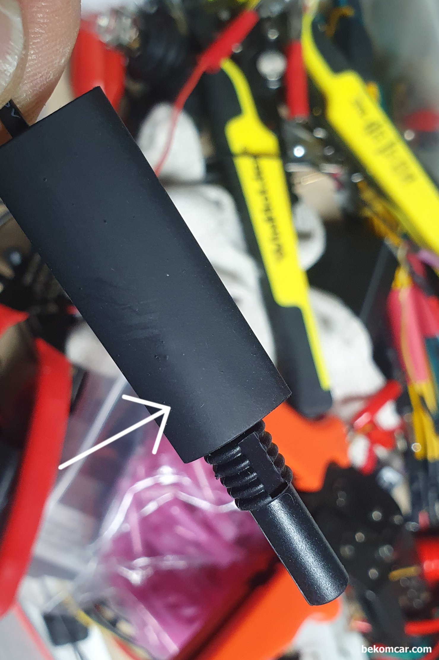 전기적 진단시 코넥터 연결시 주의점 기록, 4mm 암 코넥터 작업 사례, 마지막에 적절한 크기의 열 수축 튜브로 마무리 해준다. 만약 차량에 장착될 경우 위치에 따라서 수분이 침투되지 않는 형태로 해야 한다.|베콤카 차량정밀진단