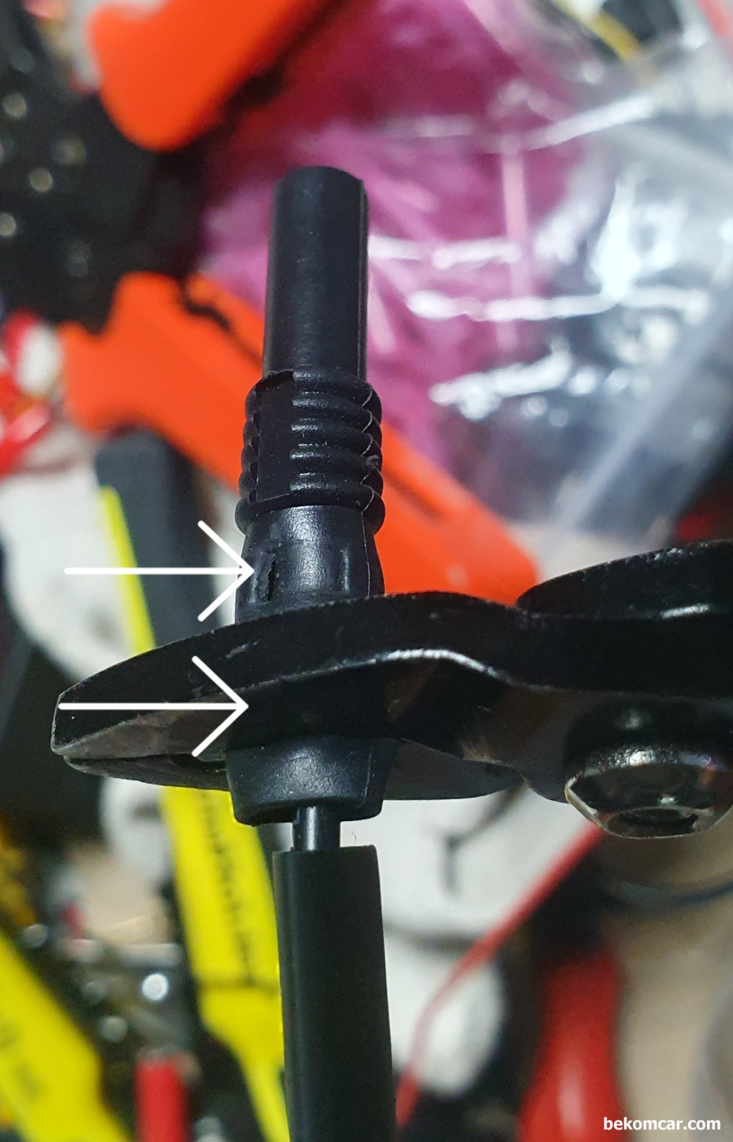 전기적 진단시 코넥터 연결시 주의점 기록, 4mm 암 코넥터 작업 사례, 크림핑 플라이어로 2군데 정도 크림핑 해준다. 이때 접촉이 잘 되도록 적절한 힘 으로 크림핑 해준다. 그러면 성인이 힘 주어 당겨도 절대 빠지지 않는다. 물론 뚝 부러질 확율도 거의 없다.|베콤카 차량정밀진단