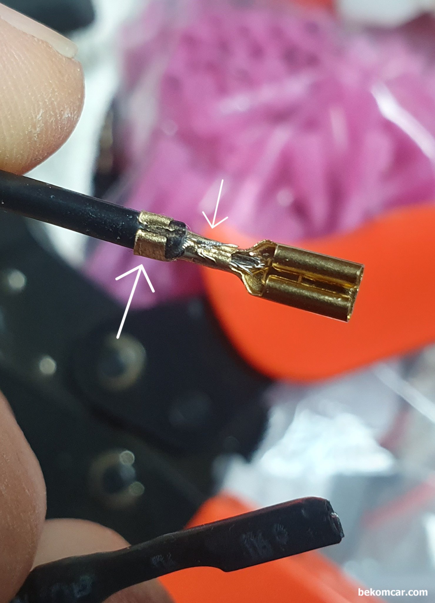 전기적 진단시 코넥터 연결시 주의점 기록, 4mm 암 코넥터 작업 사례, 하네스 스트립후 적절한 용도의 크림핑 코넥터 를 연결해서 연결부분과 하네스간 뚝 부러지지 않게 해주고 접촉이 좋게 해준다.|베콤카 차량정밀진단