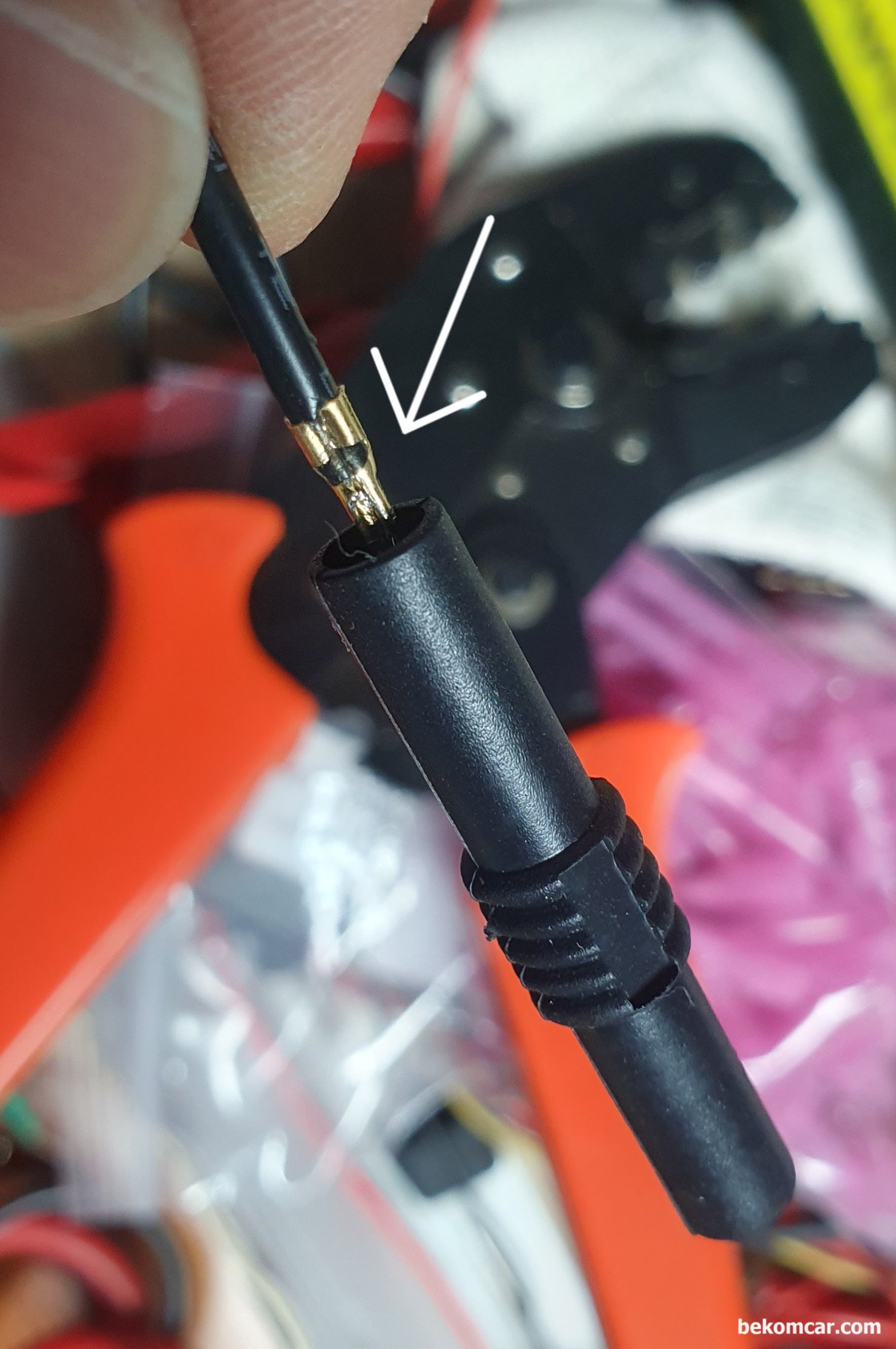 전기적 진단시 코넥터 연결시 주의점 기록, 4mm 암 코넥터 작업 사례, 4mm 암 코넥터에 하네스 크림핀 된것을 삽입해준다. 너무 깊게 삽입하지 않고 적절히만 넣어준다.|베콤카 차량정밀진단