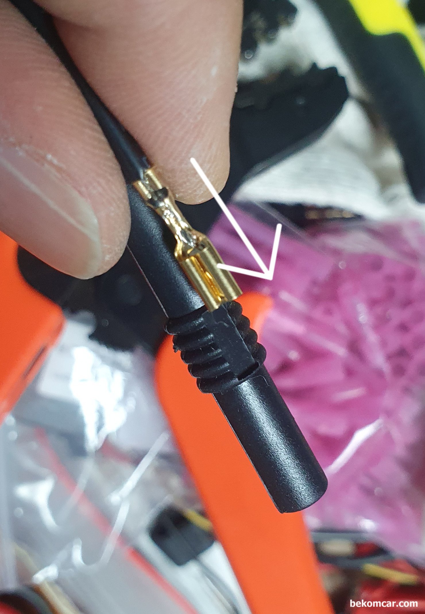 전기적 진단시 코넥터 연결시 주의점 기록, 4mm 암 코넥터 작업 사례, 이경우에는 4mm 암 코넥터, 삽입시 어디까지 들어가는지 대충 길이를 측정해서 딱 그만큼 삽입해준다.|베콤카 차량정밀진단