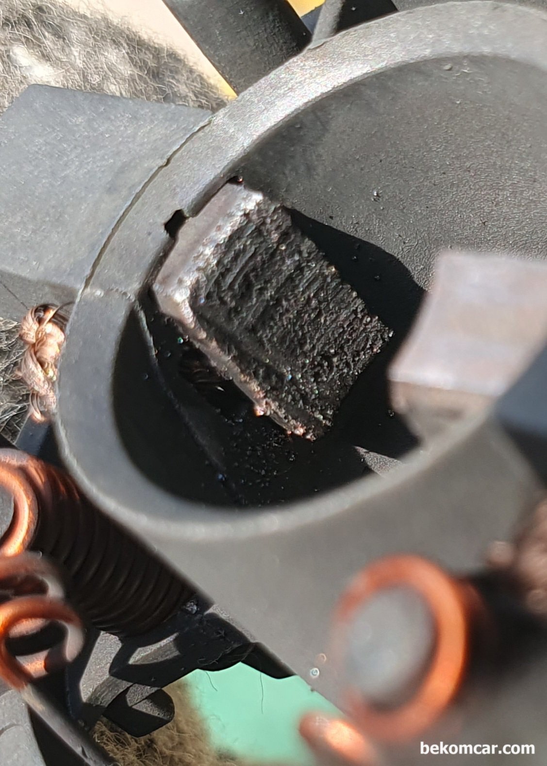 연료펌프 고장 오실스코프 파형, 벤츠 E200K 사례, 벤츠 E200K 주행중 시동꺼짐 원인인 연료펌프 모터의 브러시 부분이다. 마모가 심하고 특히 한개는 스프링이 작동이 되지 않는다. 브러시 접촉부분이 상당히 거칠다. 브러시가 이 정도이니, 연료펌프 모터의 접촉부분 세그먼트 표면 상태도 비슷하게 거칠다. 꼭 아스팔트 표면 같다.|بيكومكار (bekomcar)